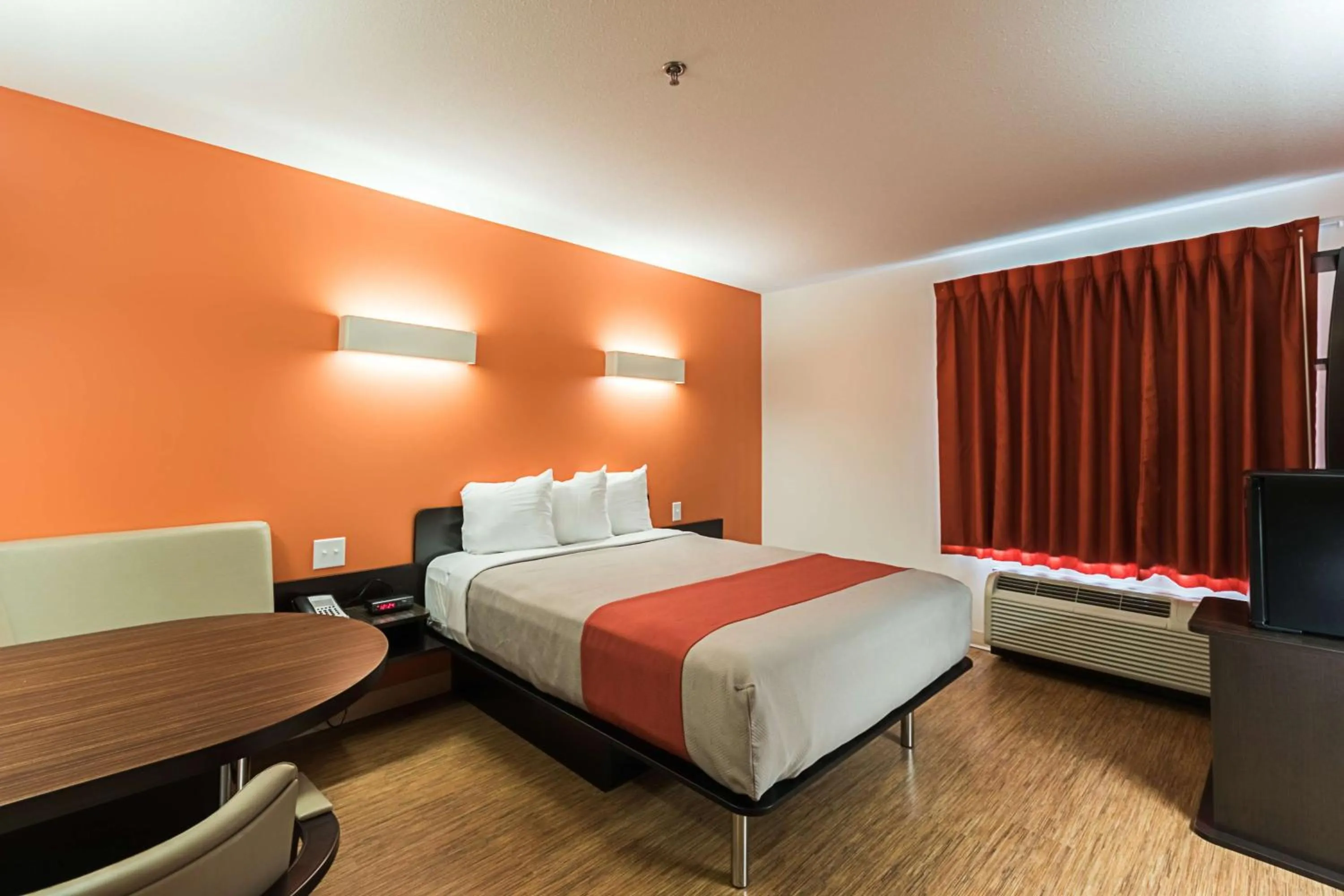 Photo of the whole room, Bed in Motel 6-Moosomin, SK