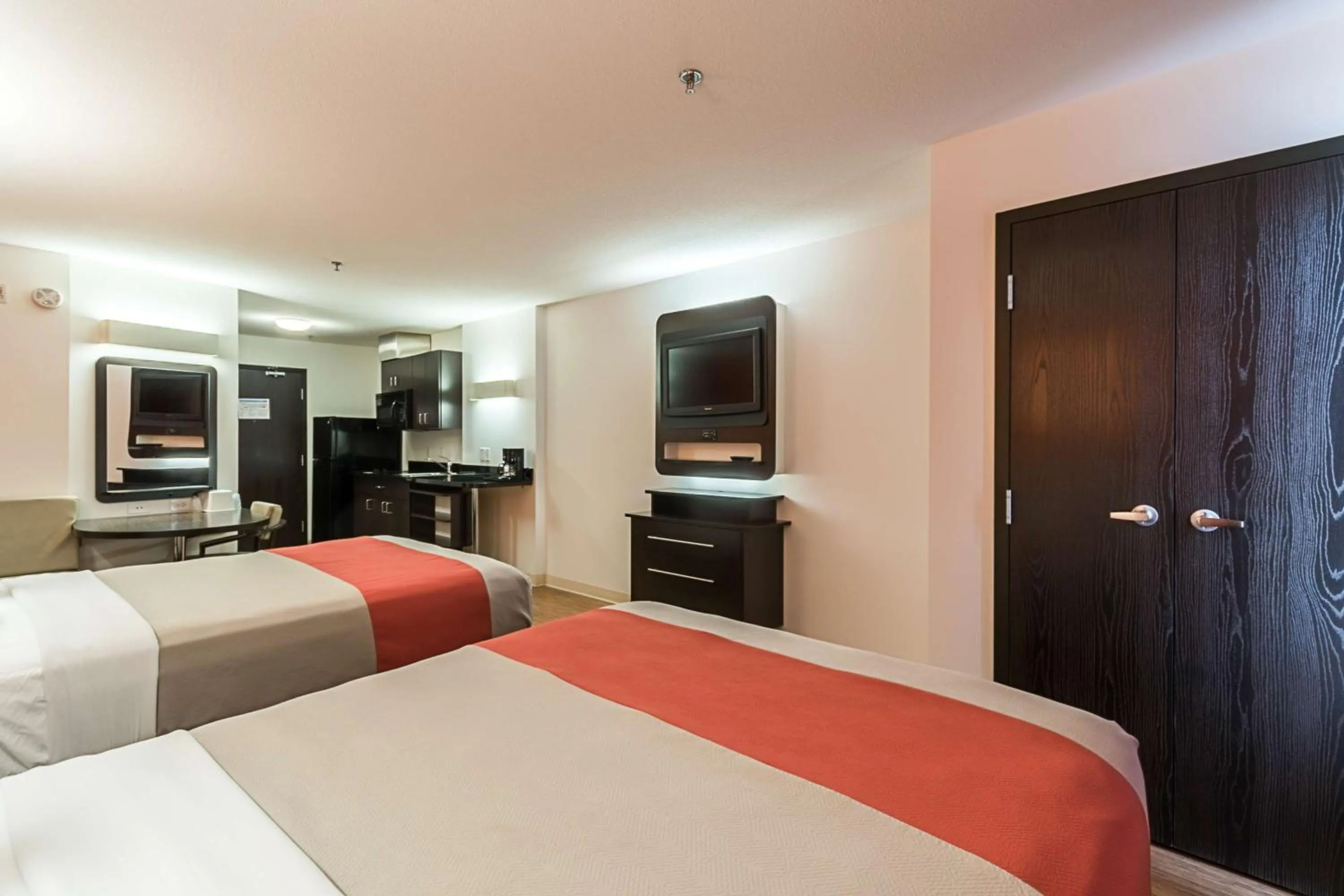 Photo of the whole room, Bed in Motel 6-Moosomin, SK