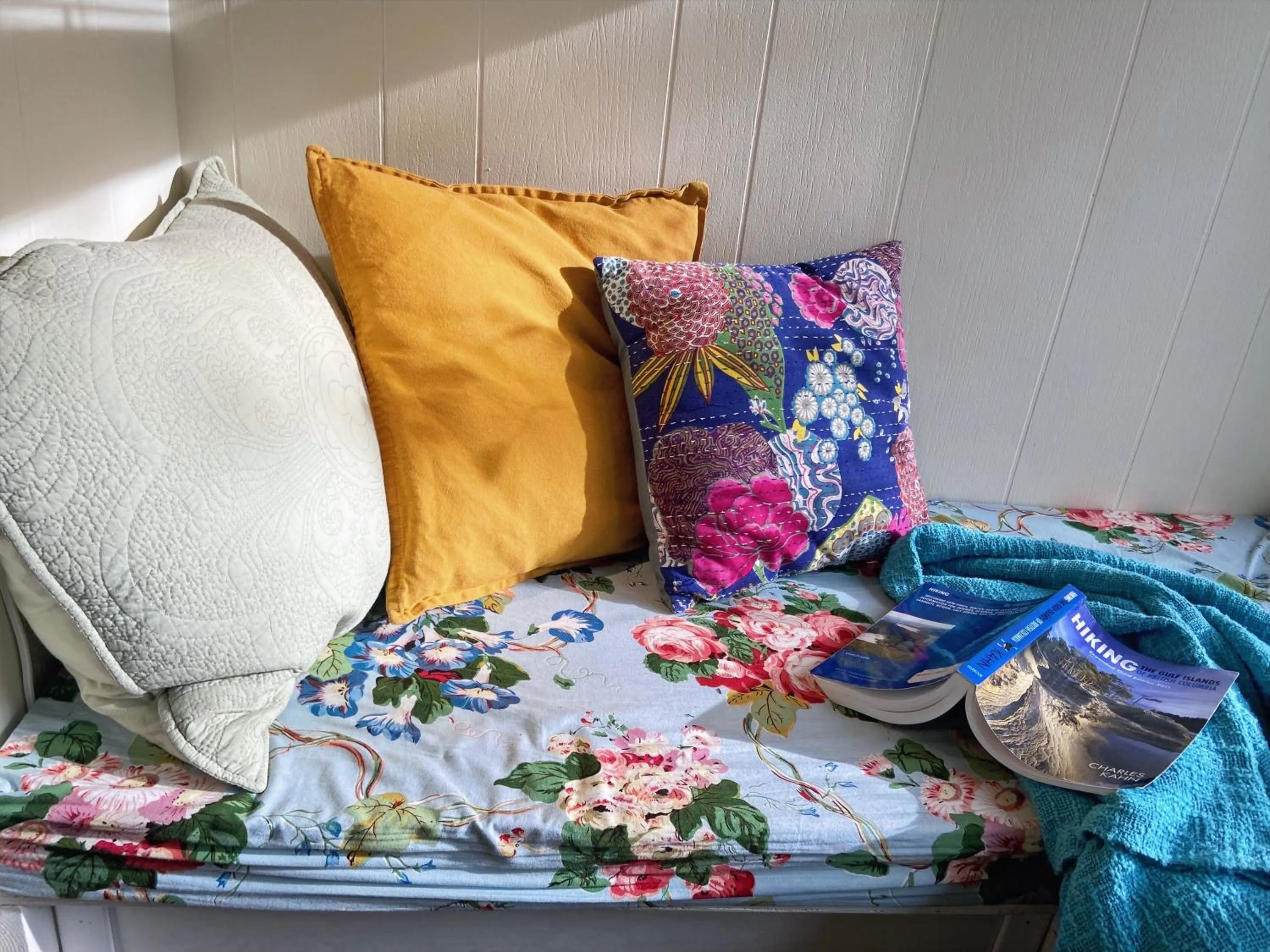 Seating area, Bed in Wisteria Guest House