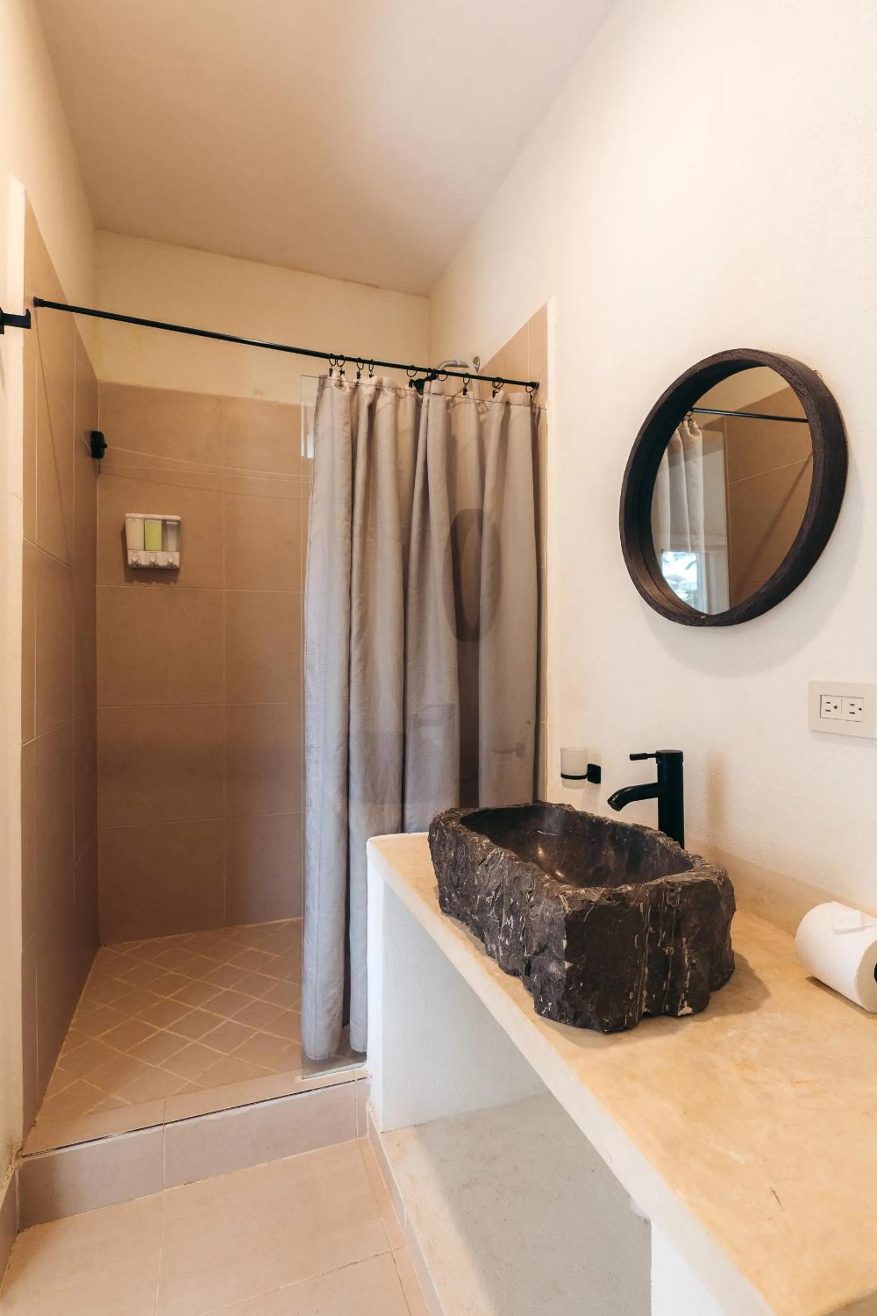 Shower in Nuiya Hoteles Centro