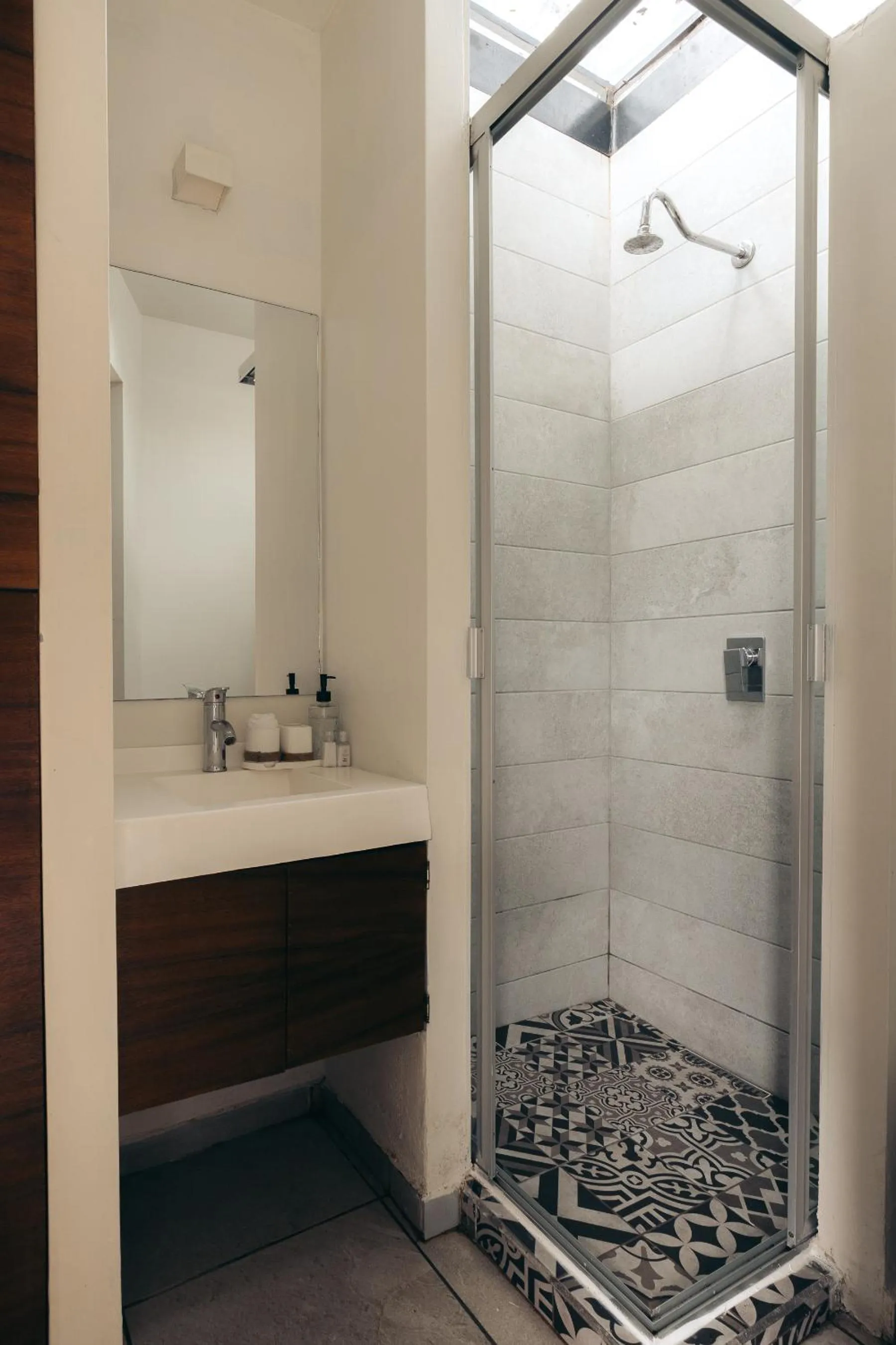 Shower in Nuiya Hoteles Centro