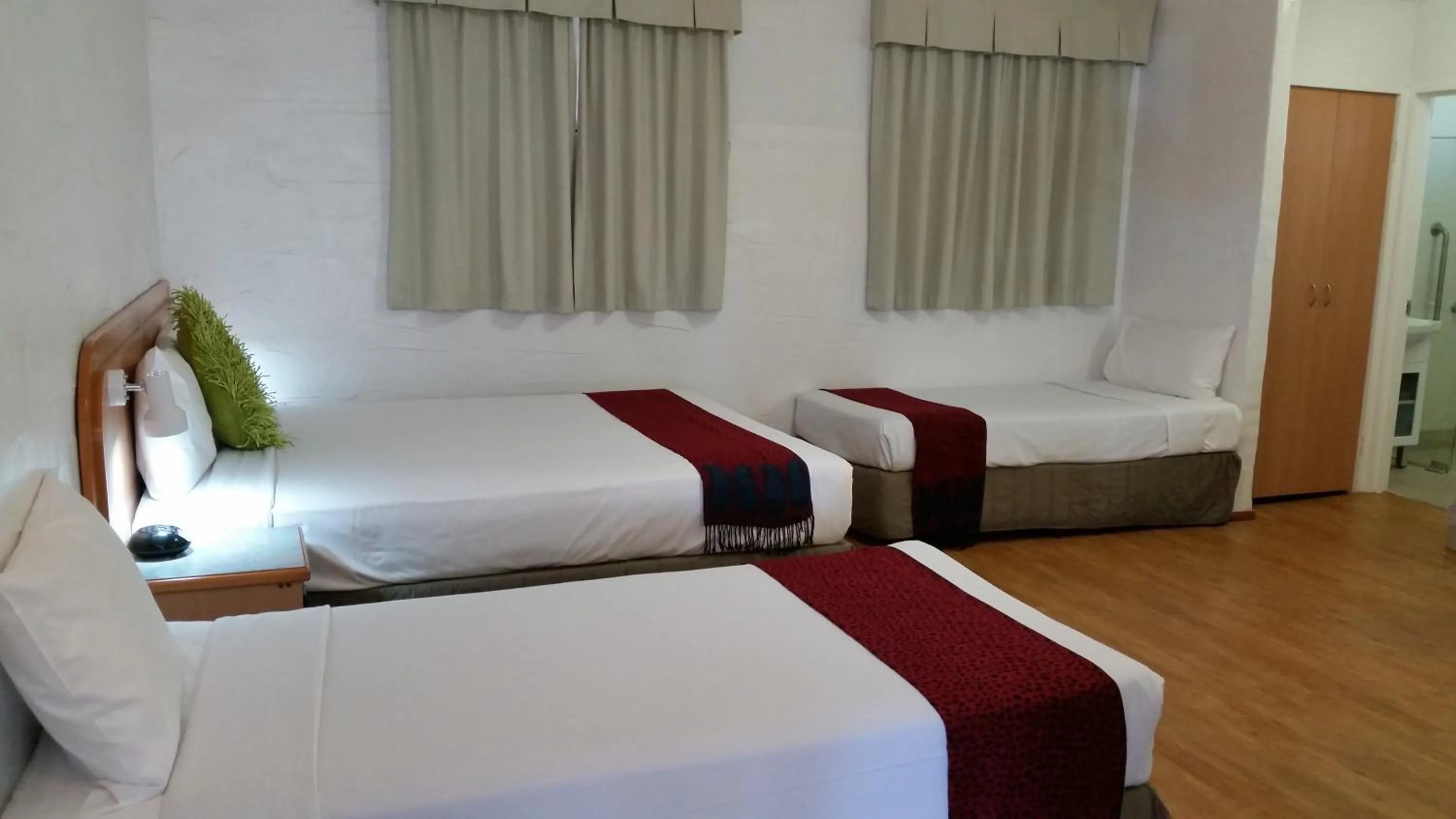 Photo of the whole room, Bed in Espana Motel