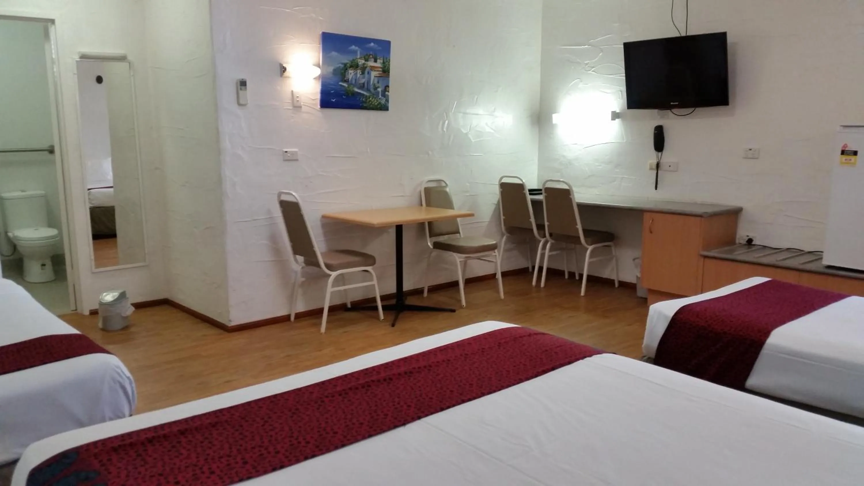 Photo of the whole room, Bed in Espana Motel