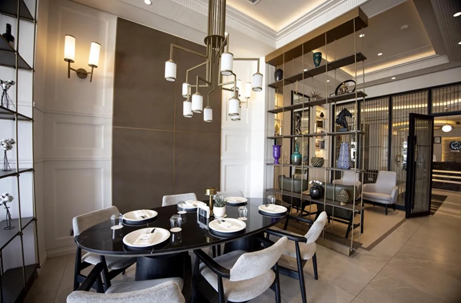 Restaurant/places to eat in Hilly Hotel