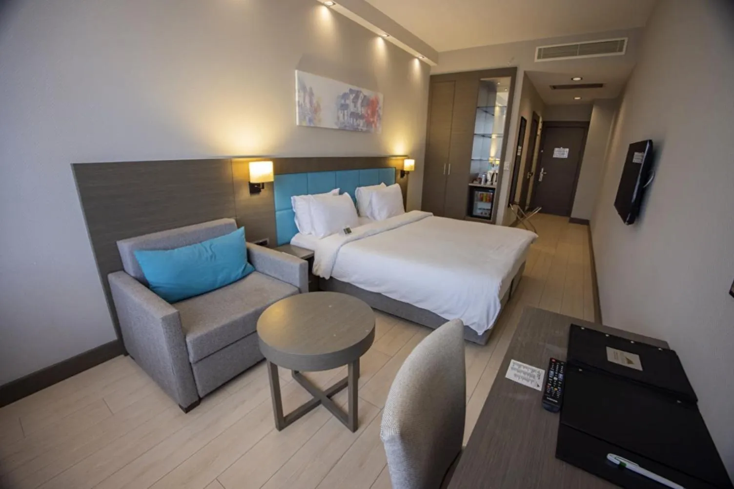 Living room, Bed in Hilly Hotel