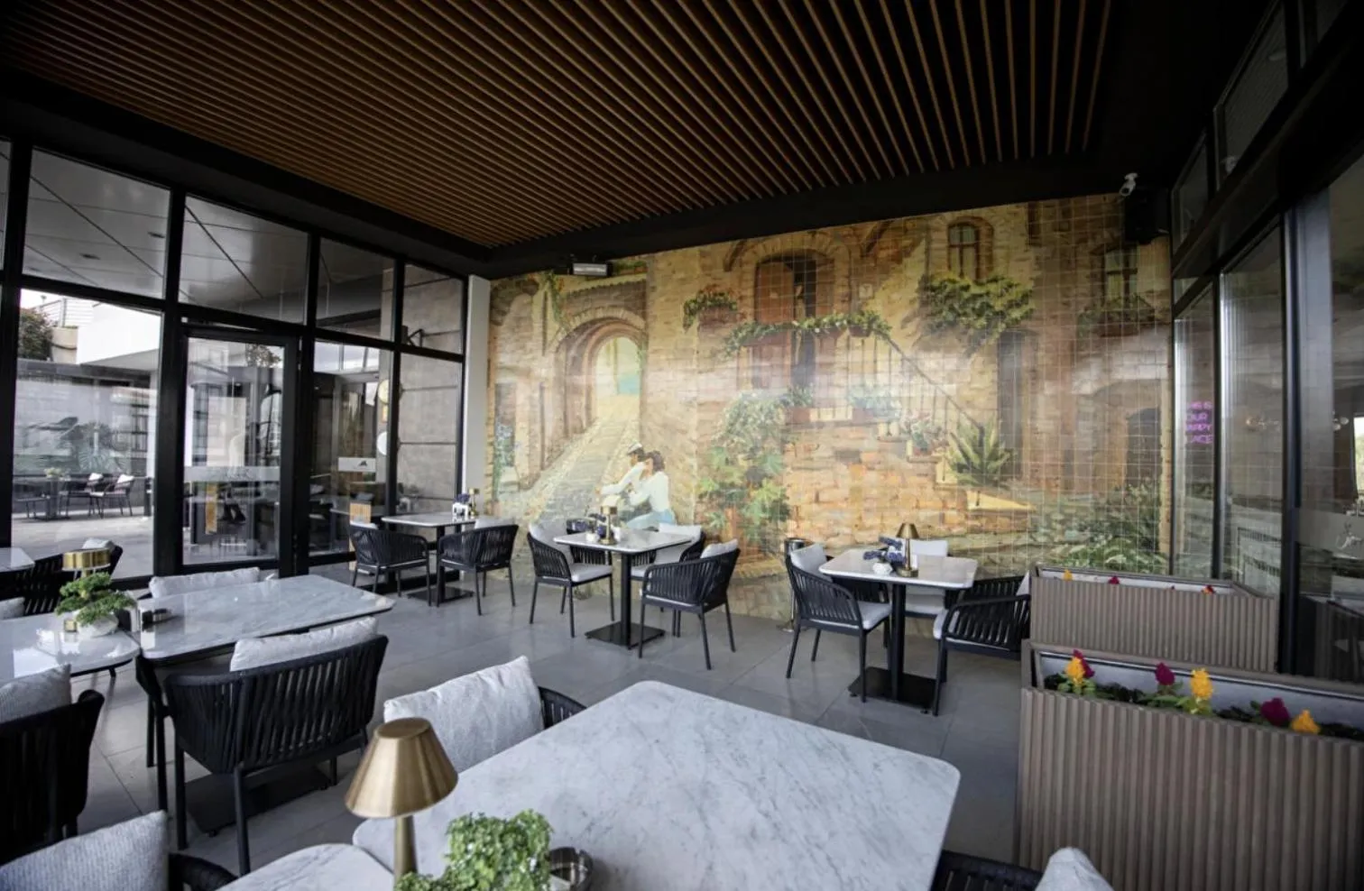 Restaurant/places to eat in Hilly Hotel