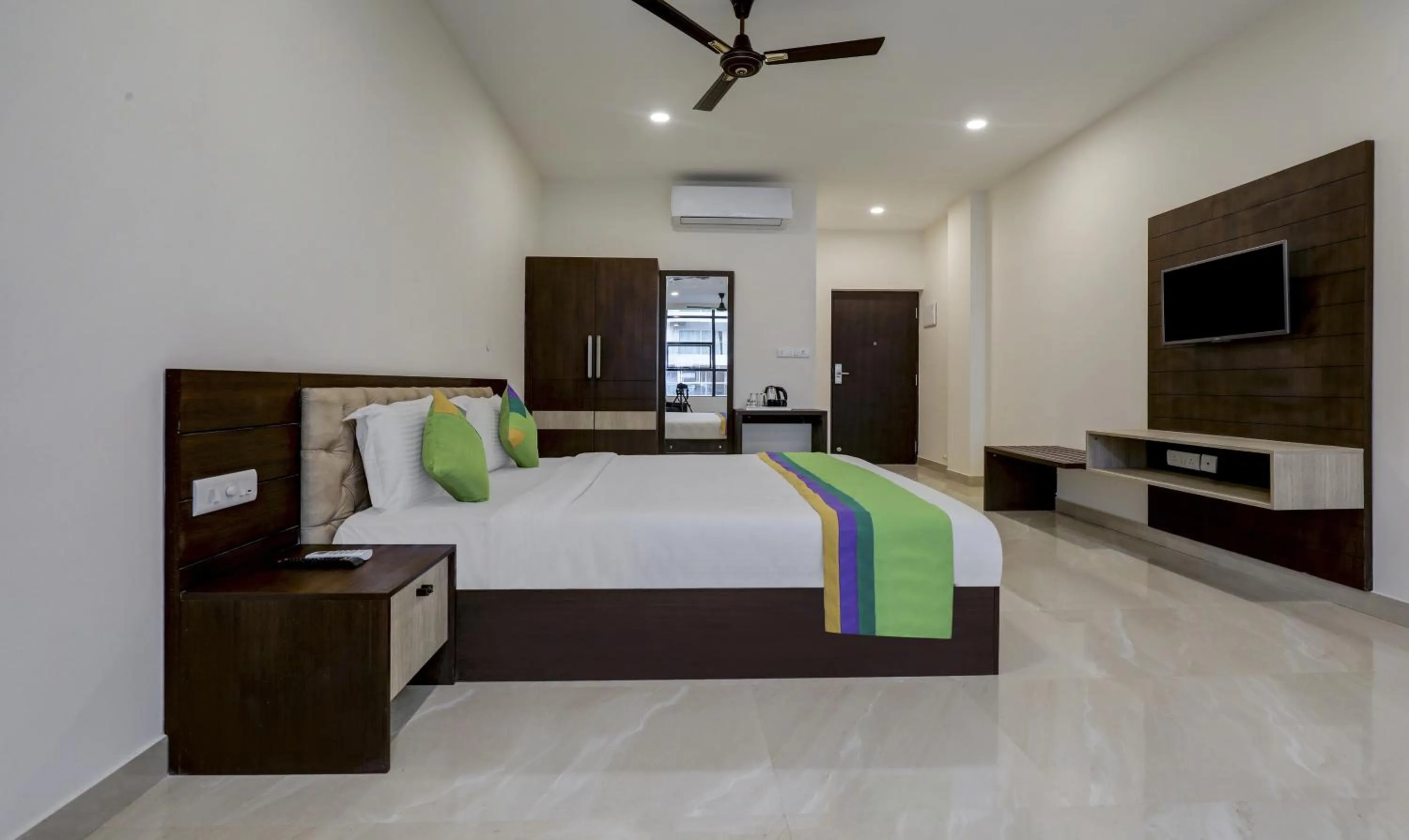 Photo of the whole room, Bed in Treebo The Horizon Kankanady