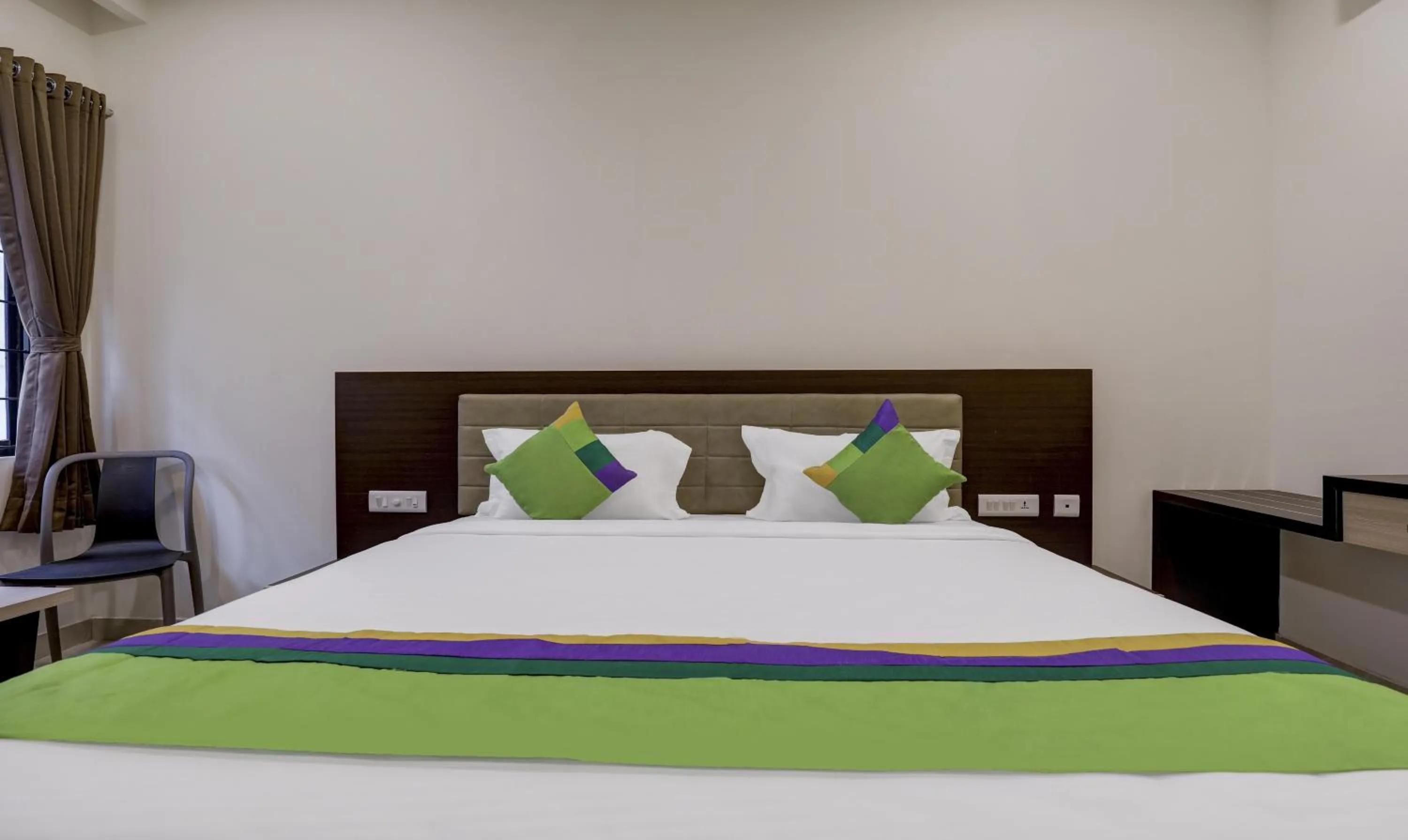 Photo of the whole room, Bed in Treebo The Horizon Kankanady