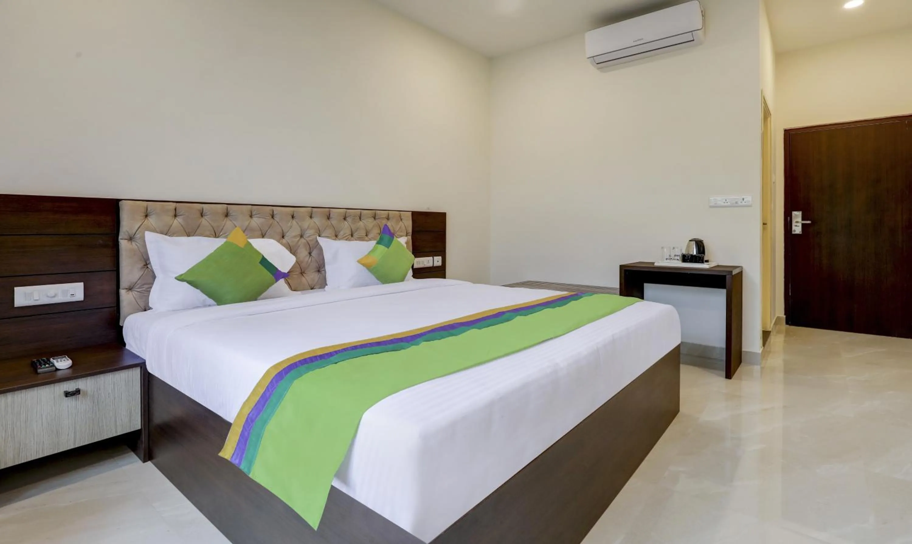 Photo of the whole room, Bed in Treebo The Horizon Kankanady