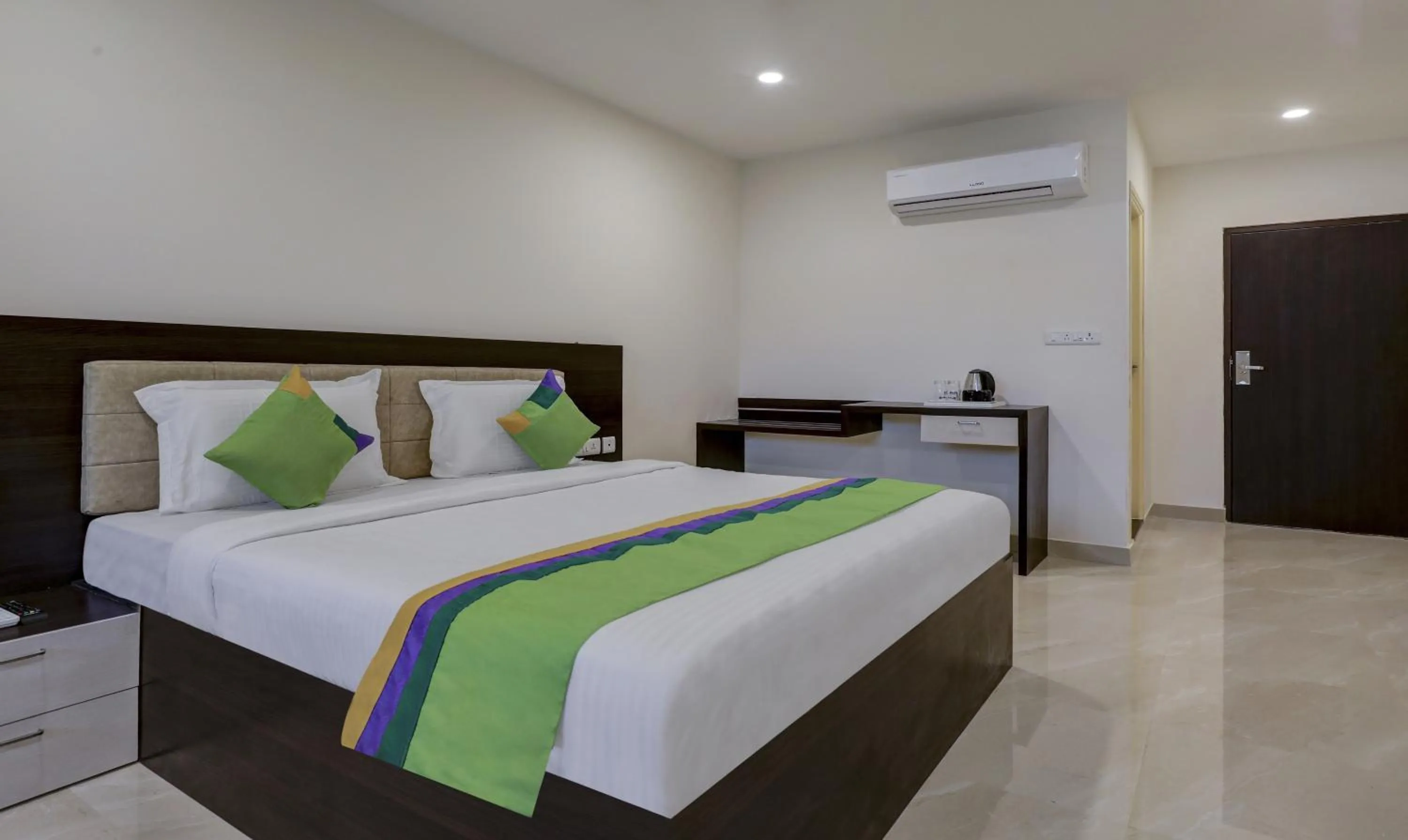 Photo of the whole room, Bed in Treebo The Horizon Kankanady