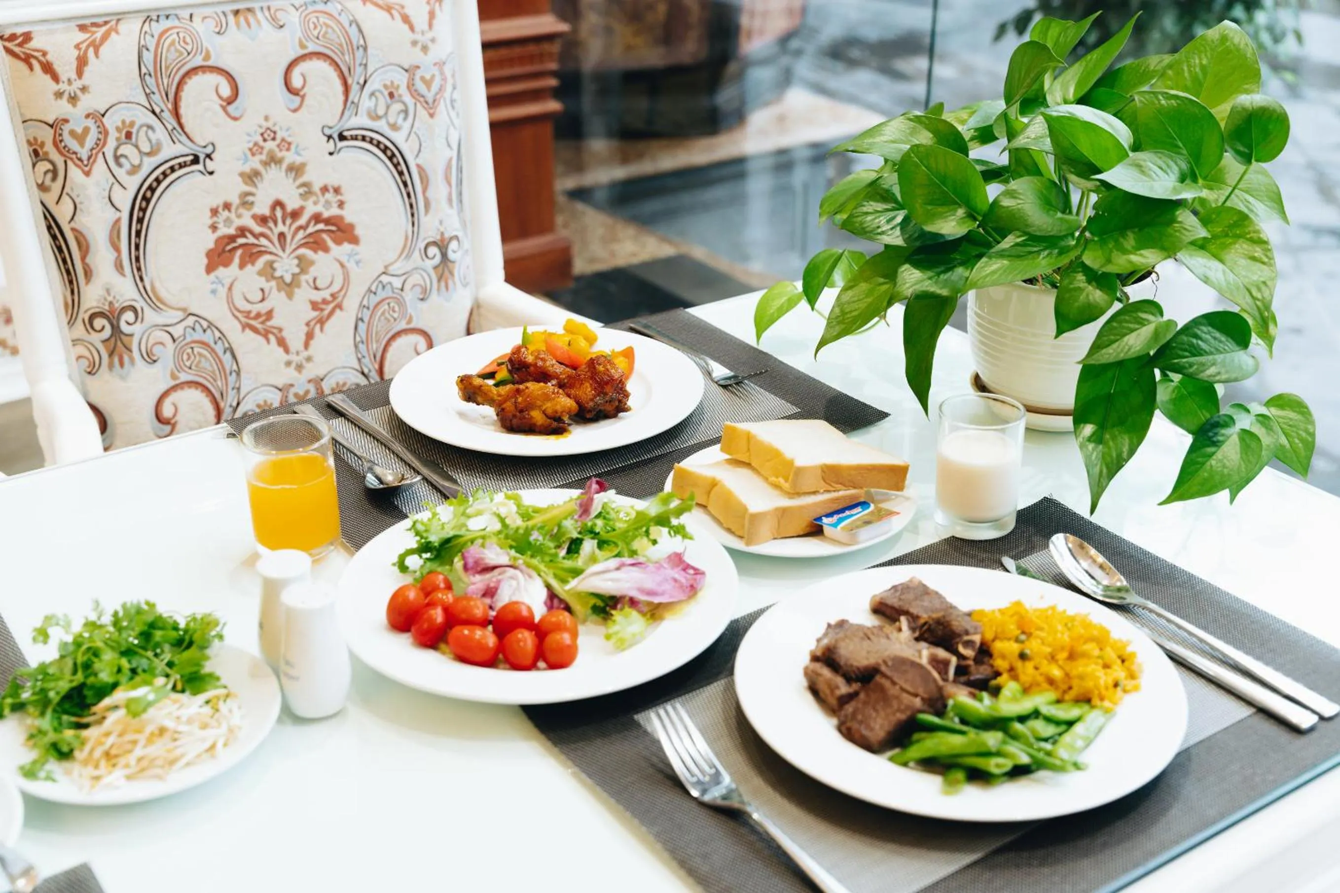 Restaurant/places to eat in Manh Quan Luxury Hotel