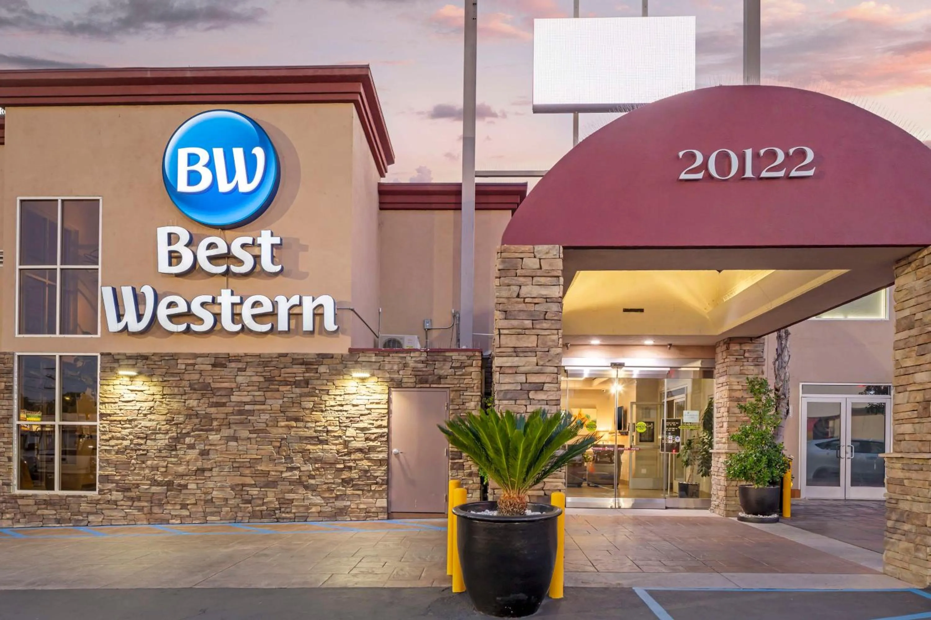 Property building in Best Western Canoga Park Motor Inn