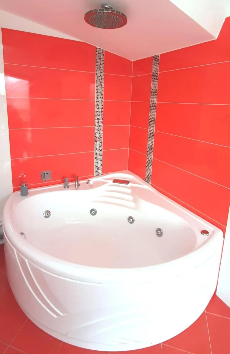 Hot Tub in Villa Arya