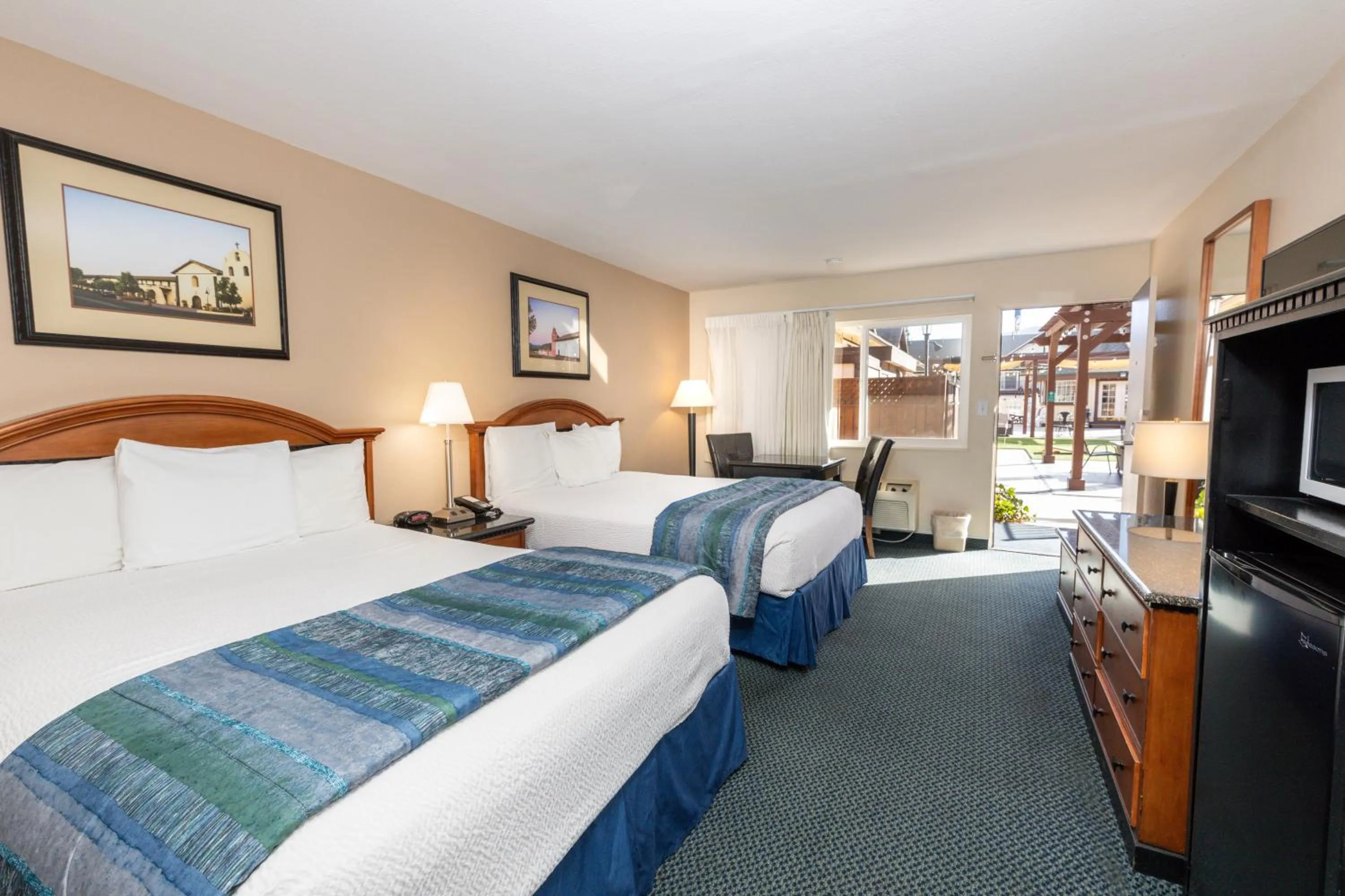 Inner courtyard view, Bed in Pea Soup Andersen's Inn