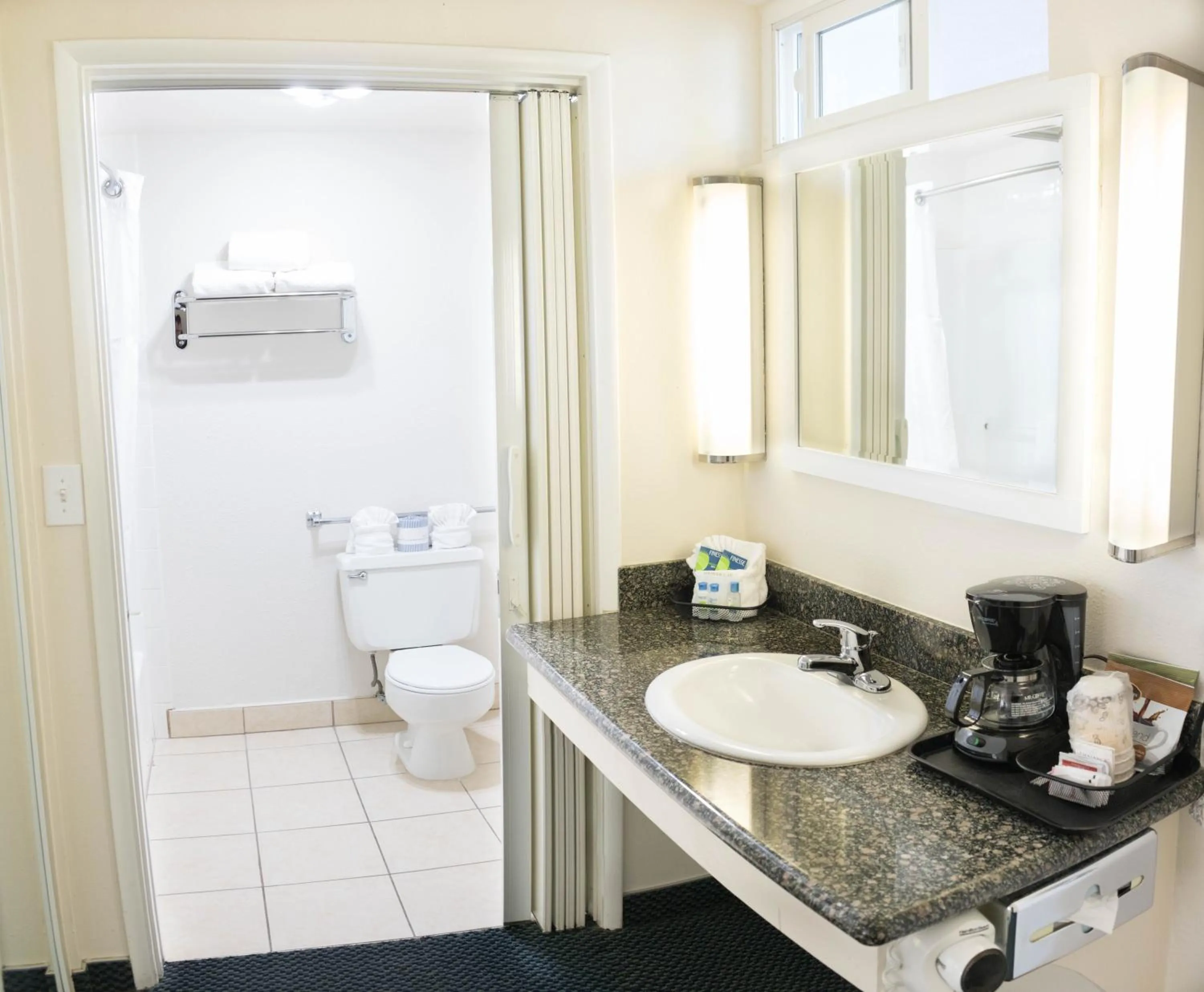 Bathroom in Pea Soup Andersen's Inn