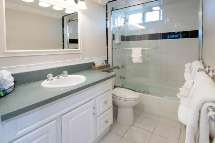 Bathroom in Pea Soup Andersen's Inn