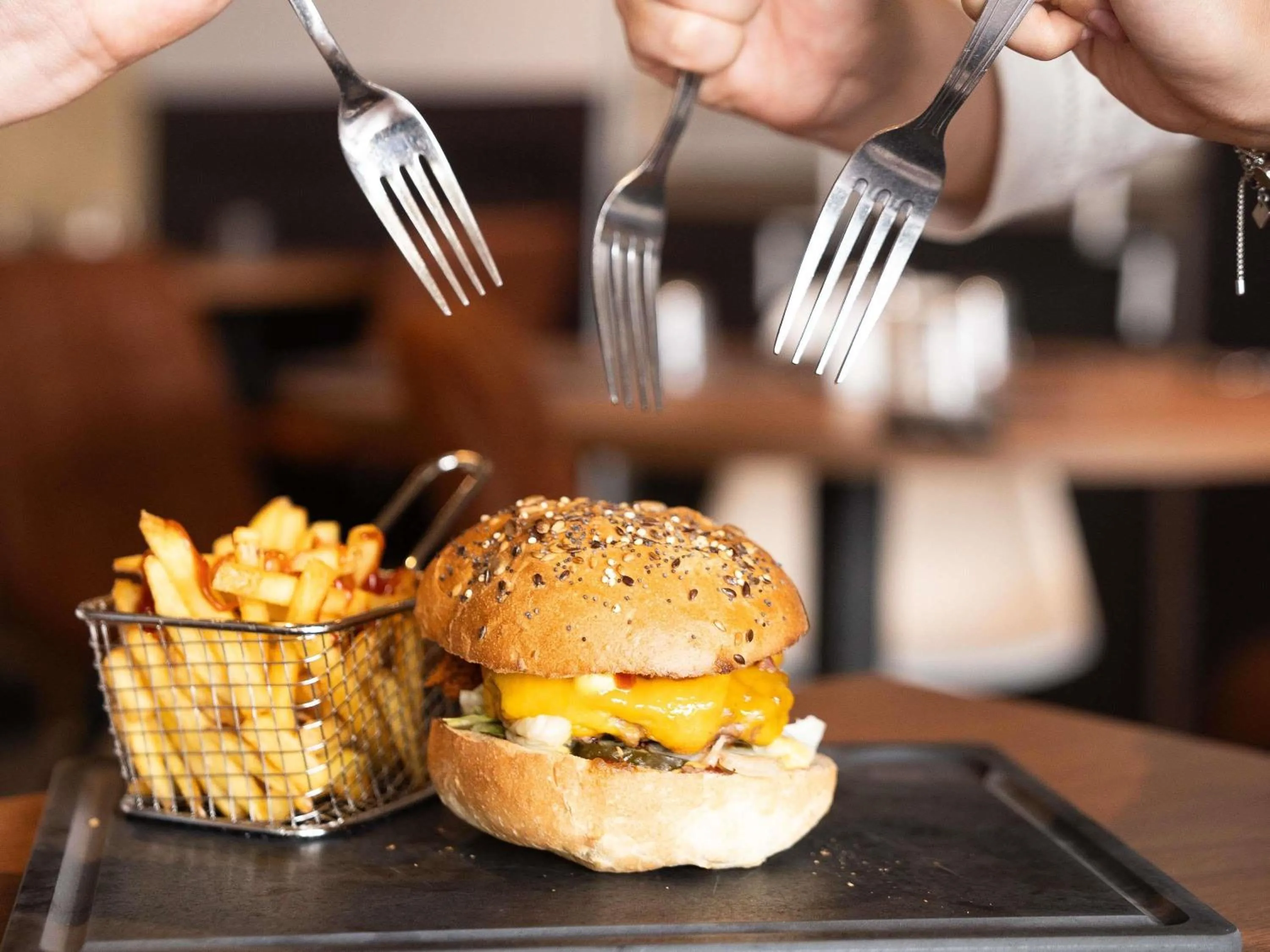 Restaurant/places to eat in ibis Saint-Denis Stade Ouest