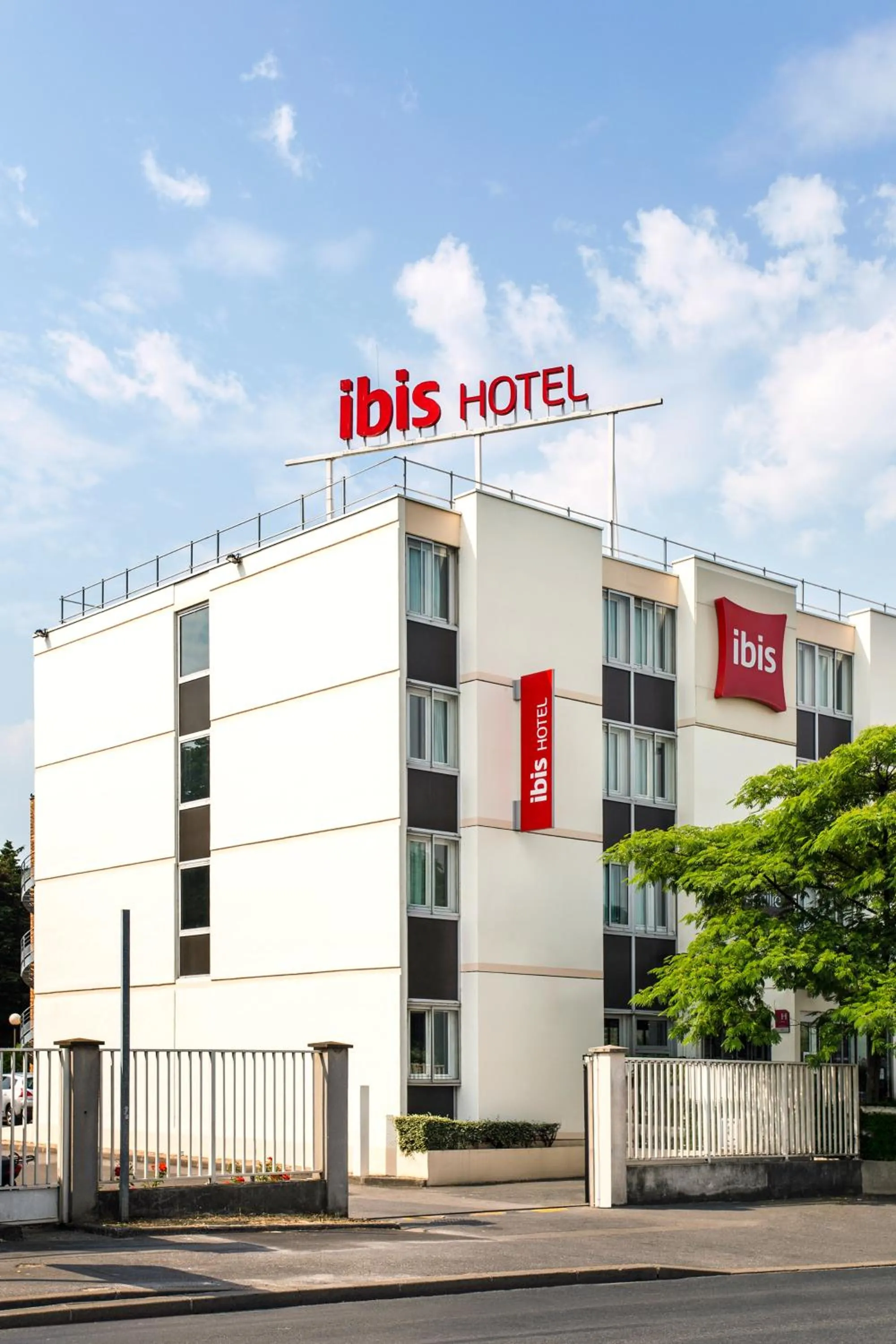 Property building in ibis Saint-Denis Stade Ouest
