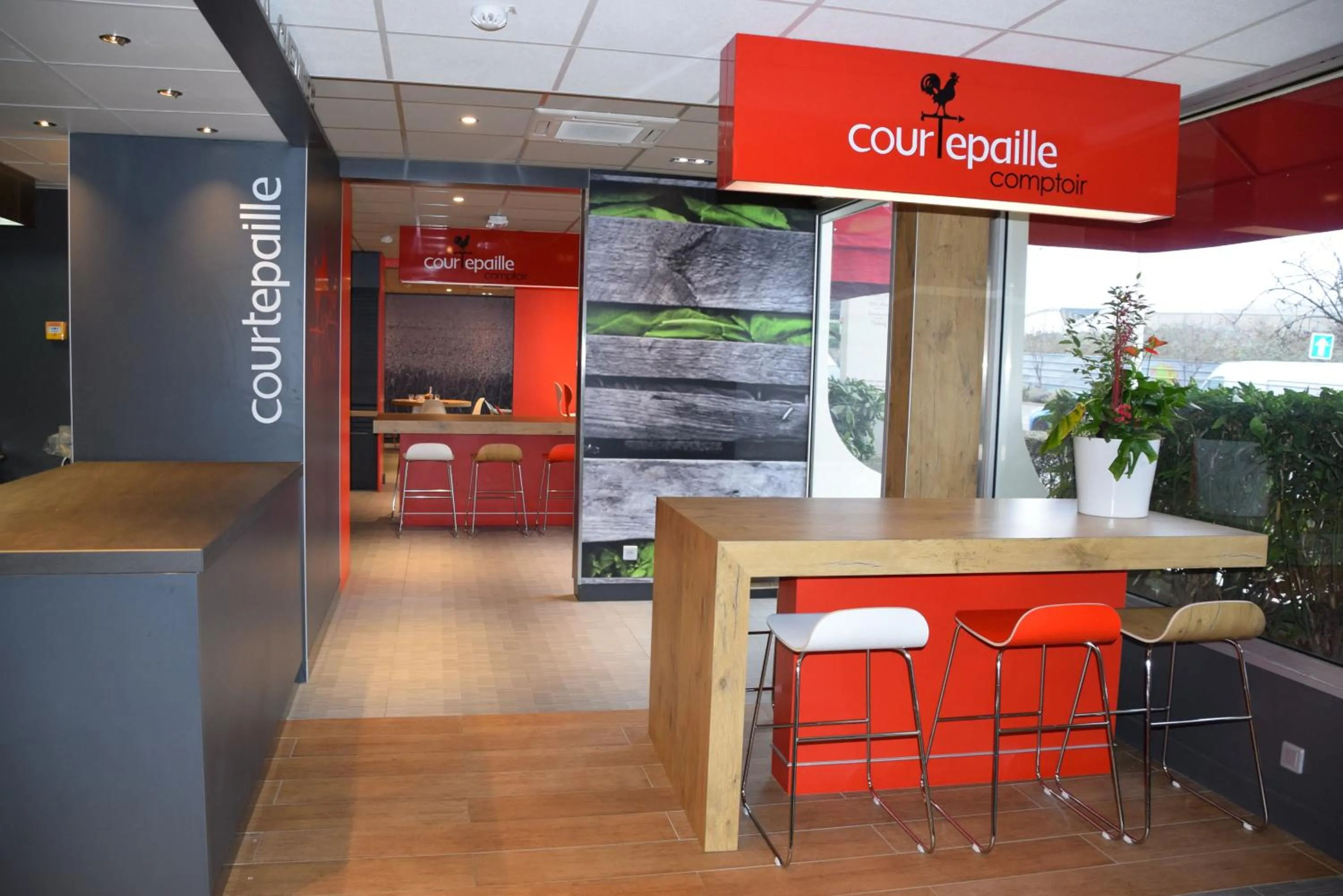 Restaurant/places to eat in ibis Saint-Denis Stade Ouest