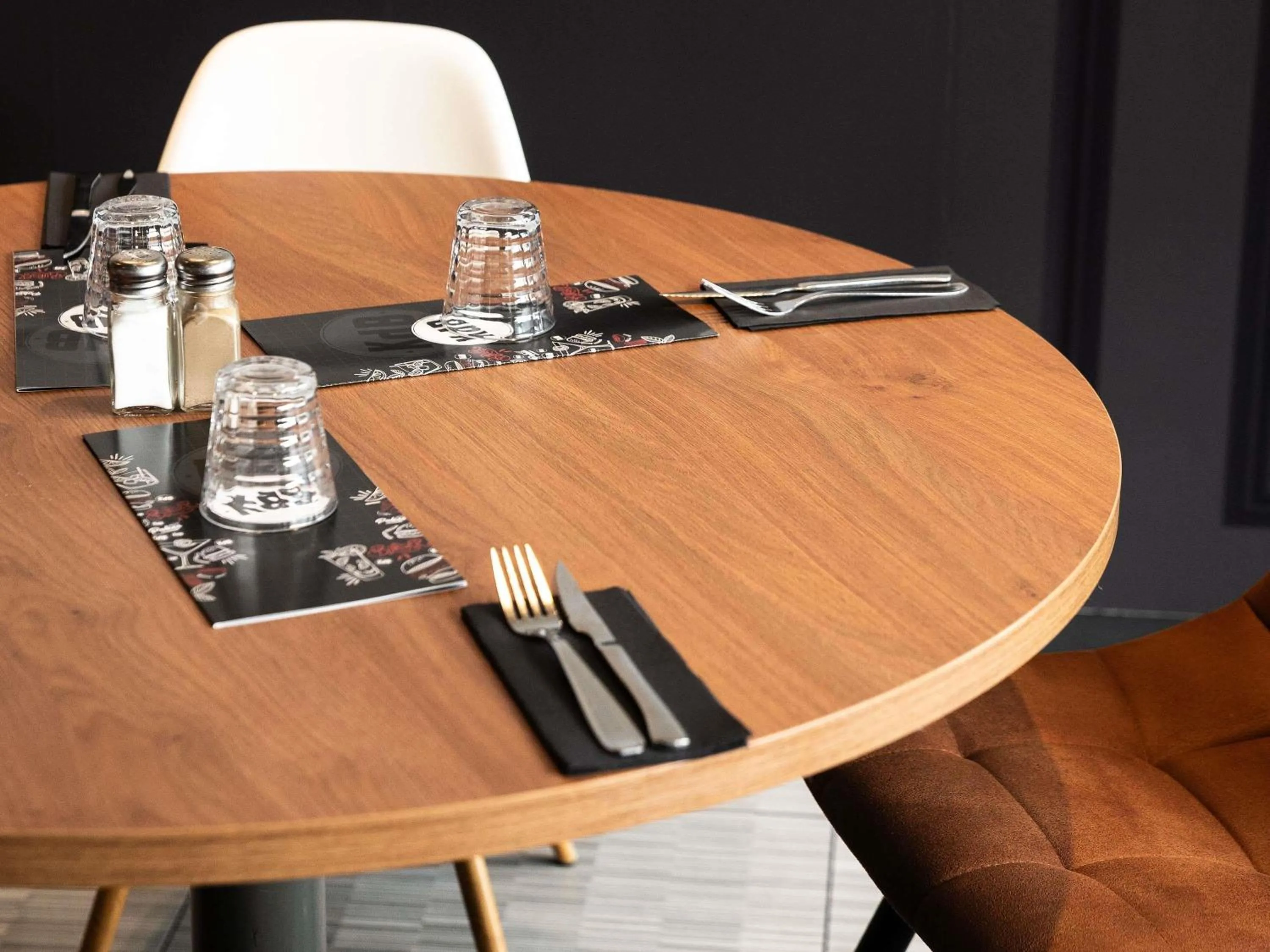 Restaurant/places to eat in ibis Saint-Denis Stade Ouest