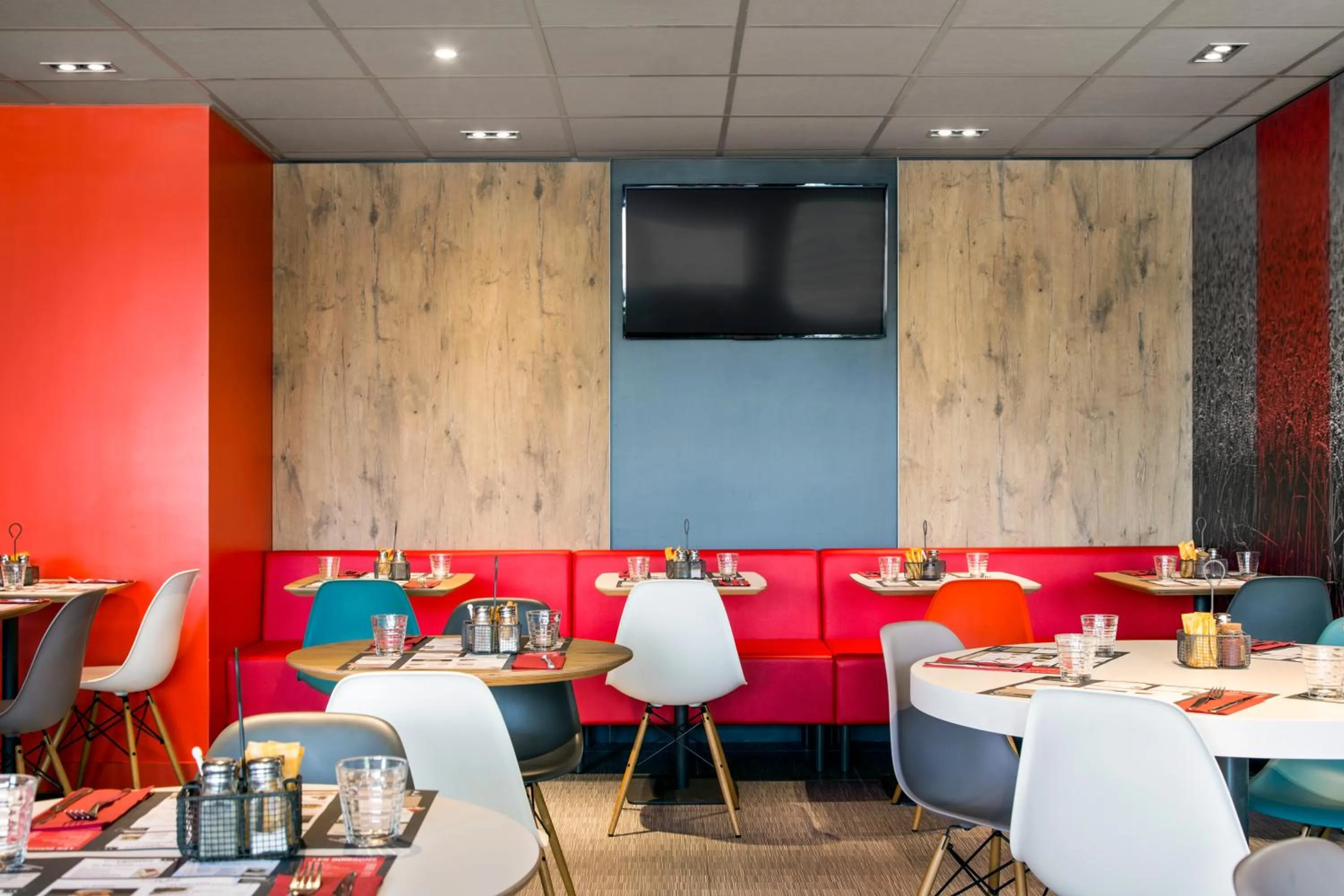 Restaurant/places to eat in ibis Saint-Denis Stade Ouest