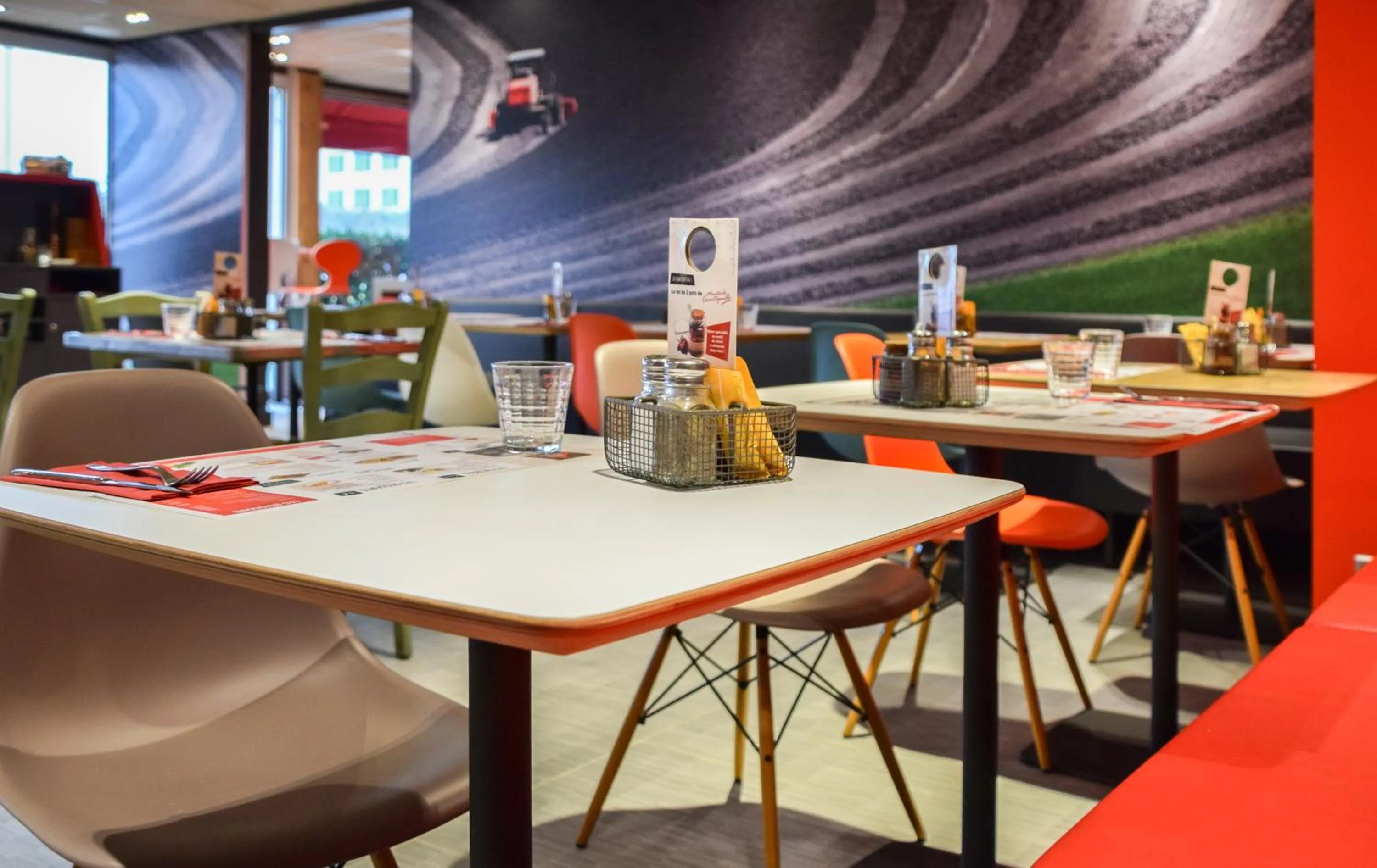 Restaurant/places to eat in ibis Saint-Denis Stade Ouest