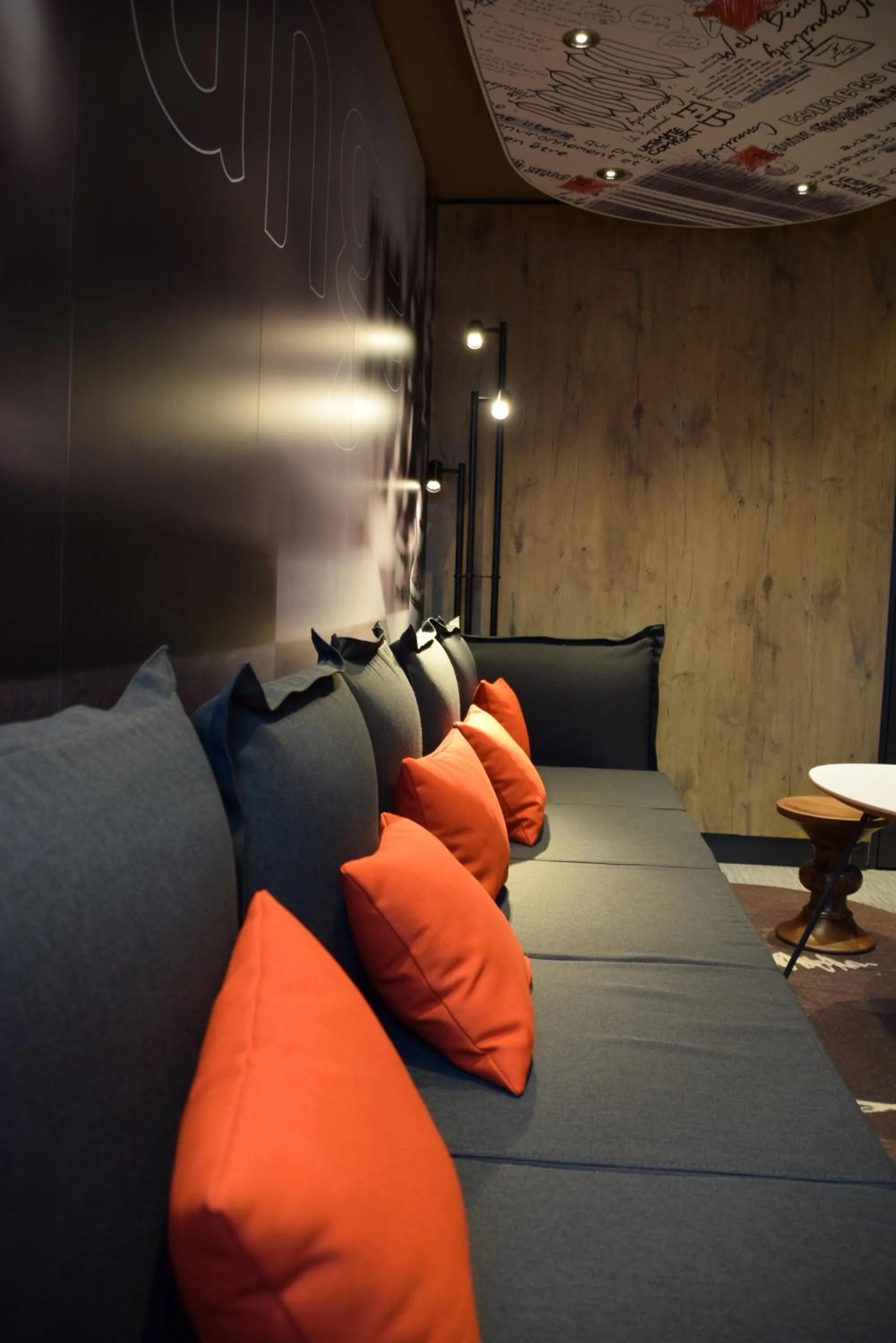 Lobby or reception in ibis Saint-Denis Stade Ouest