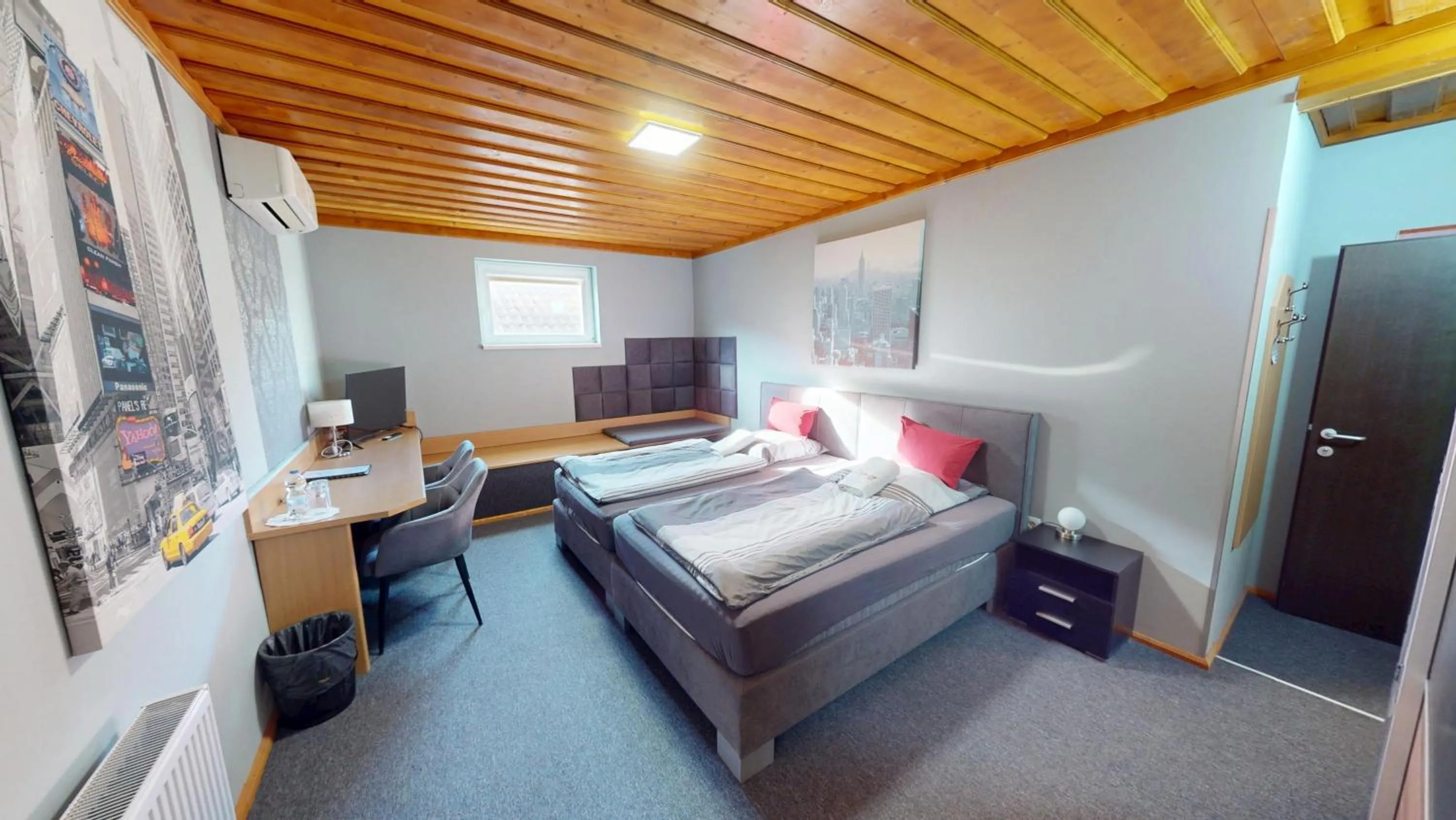 Photo of the whole room, Bed in Moving Rooms