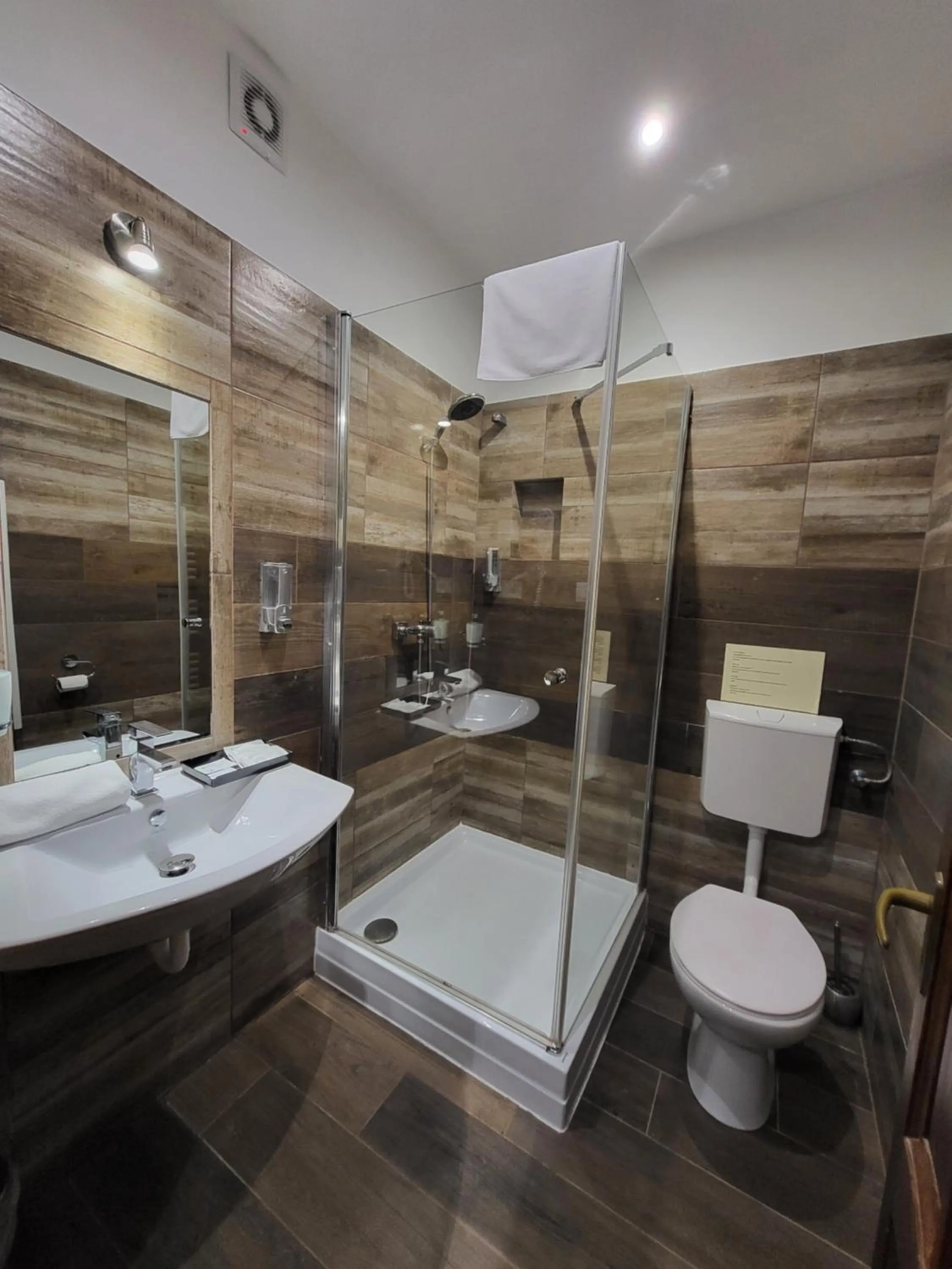 Bathroom in Vén Diófa De Lux Panzió