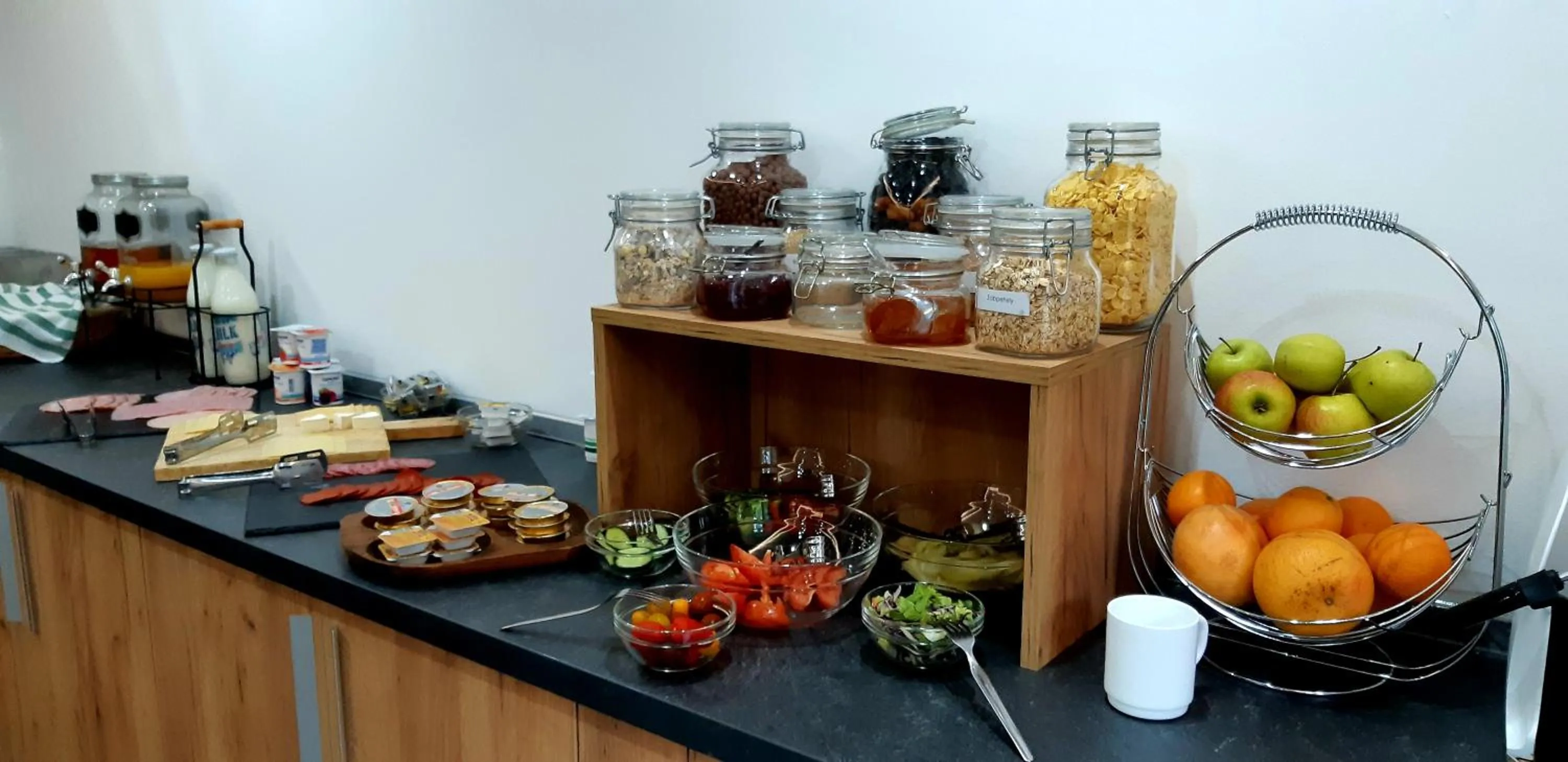 Buffet breakfast in Vén Diófa De Lux Panzió