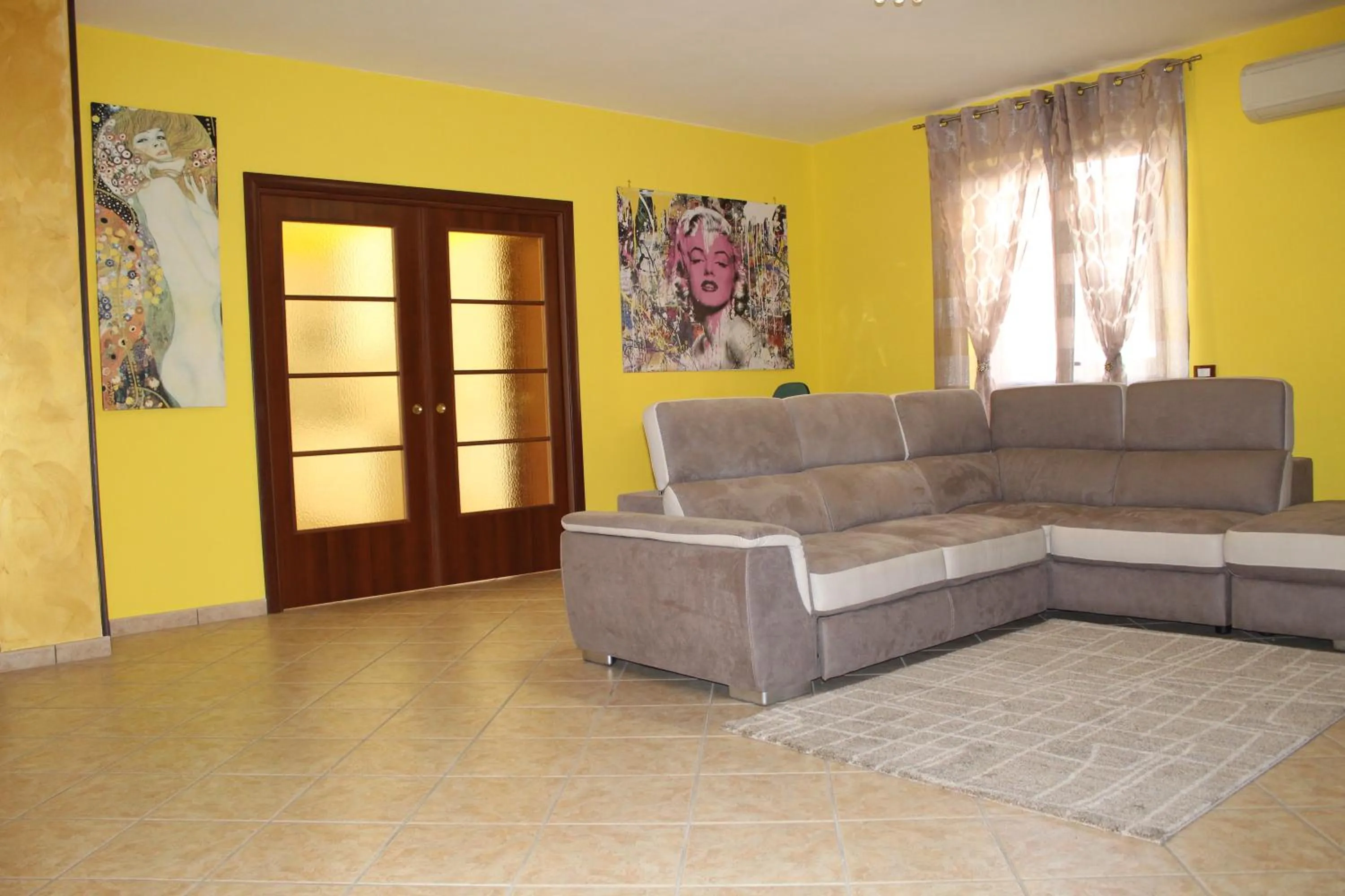 Communal lounge/ TV room in B&B Salerno