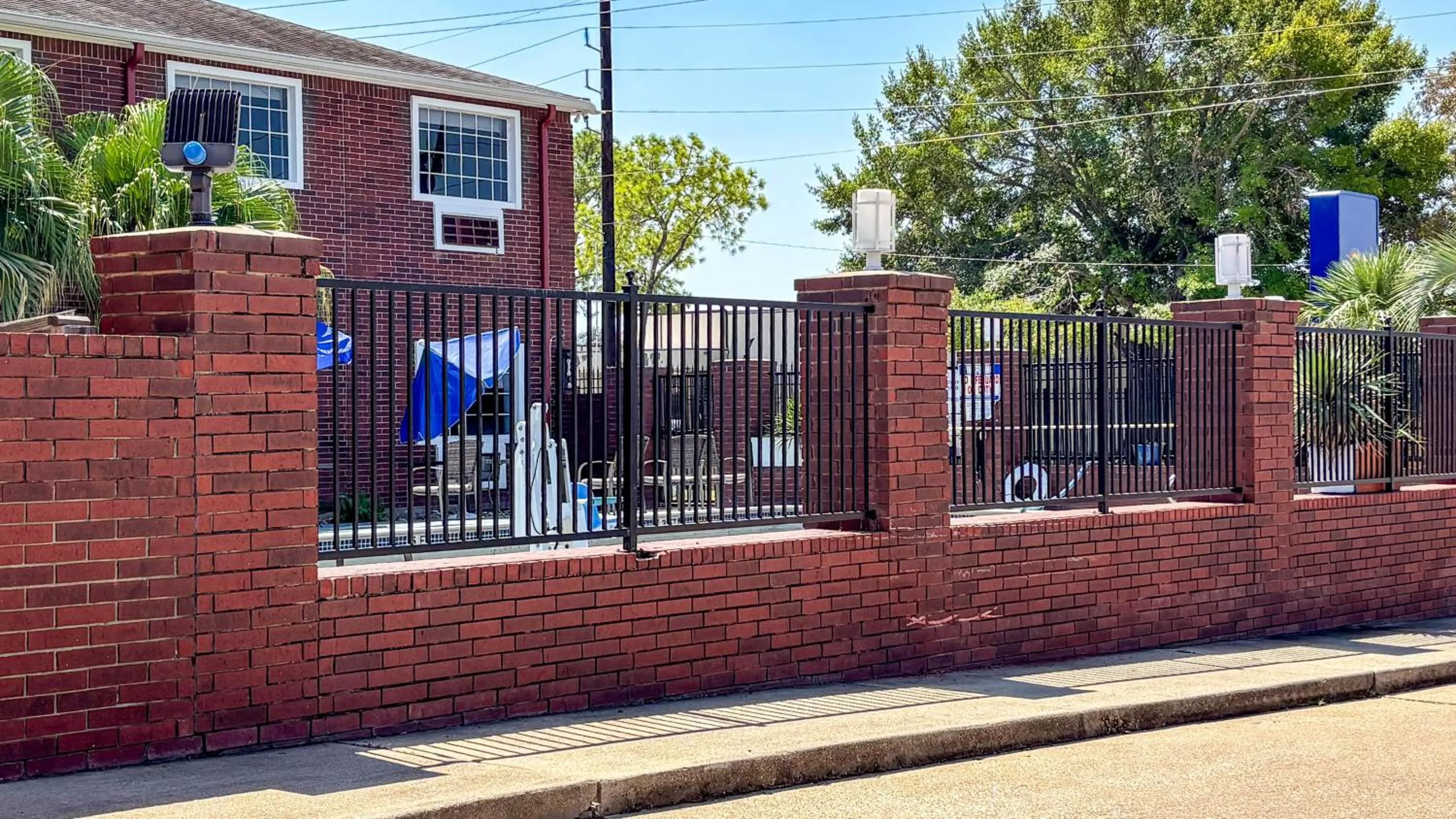 Property building in Studio 6 Houston, TX - Westchase