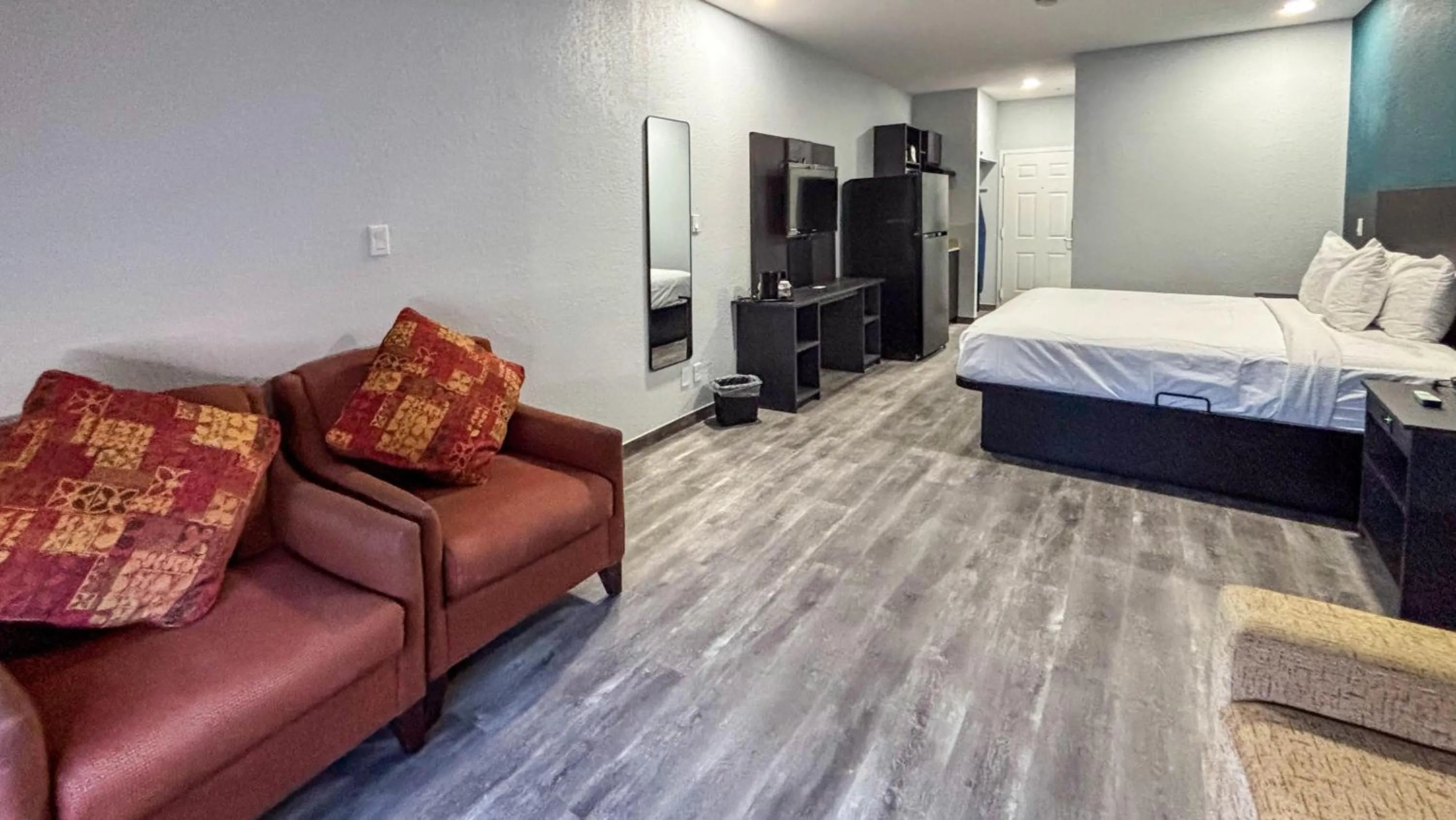 Photo of the whole room, Bed in Studio 6 Houston, TX - Westchase