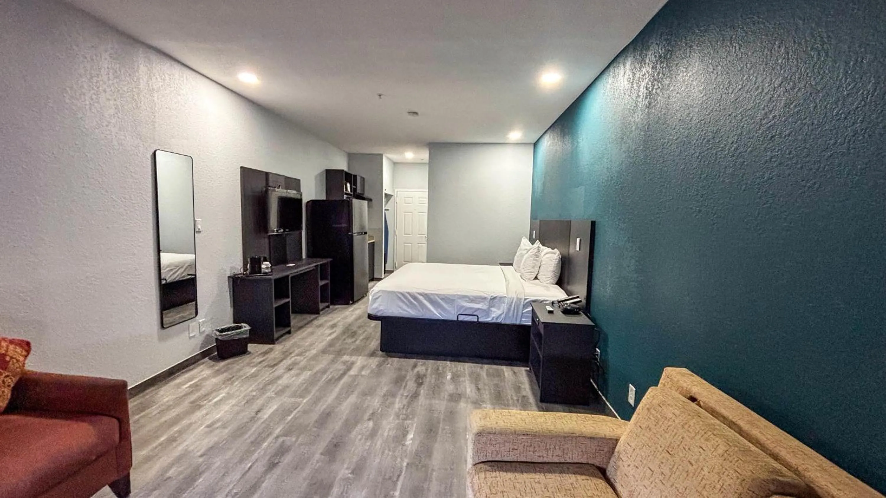 Photo of the whole room, Bed in Studio 6 Houston, TX - Westchase