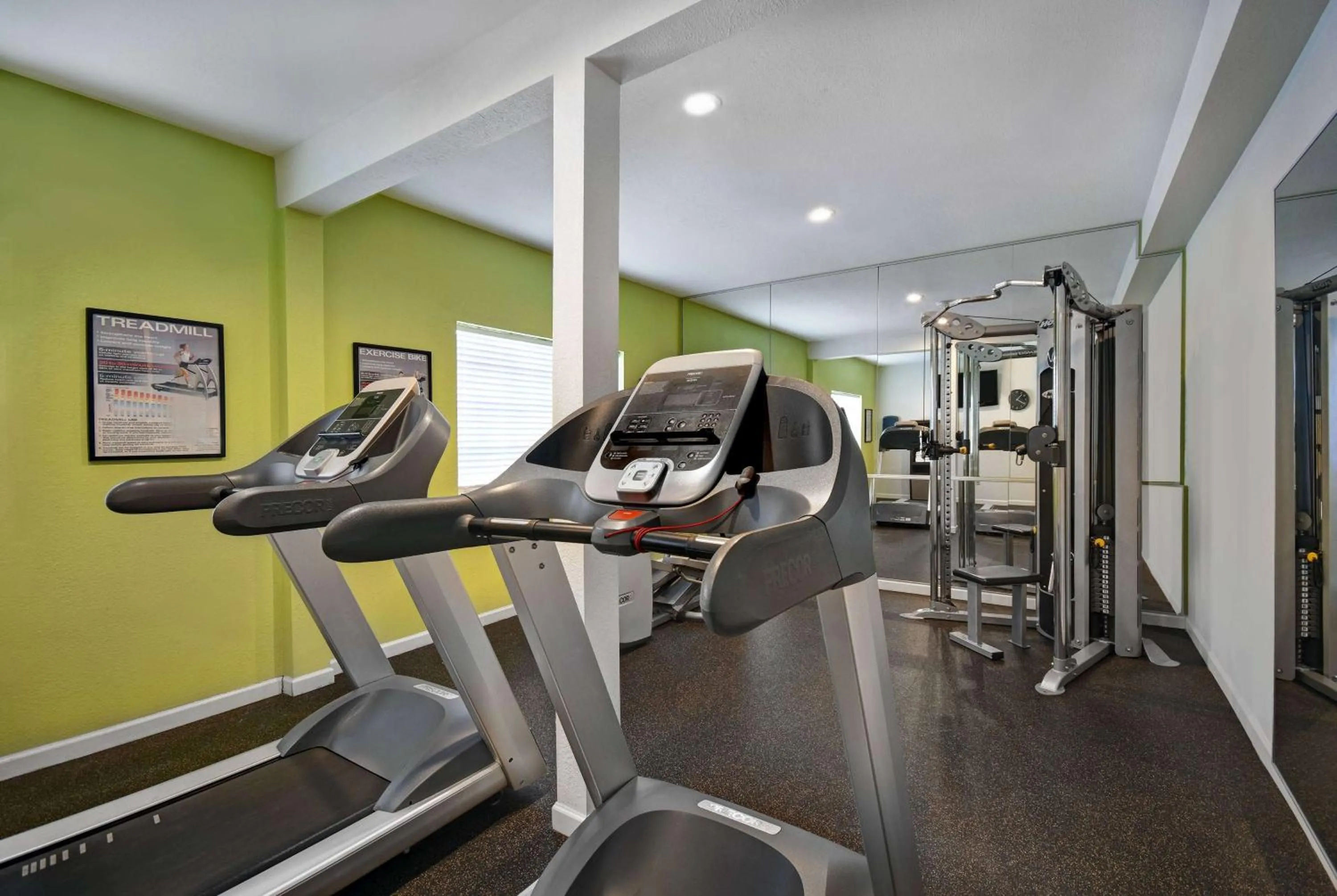 Fitness centre/facilities in Baymont by Wyndham Houston/Westchase
