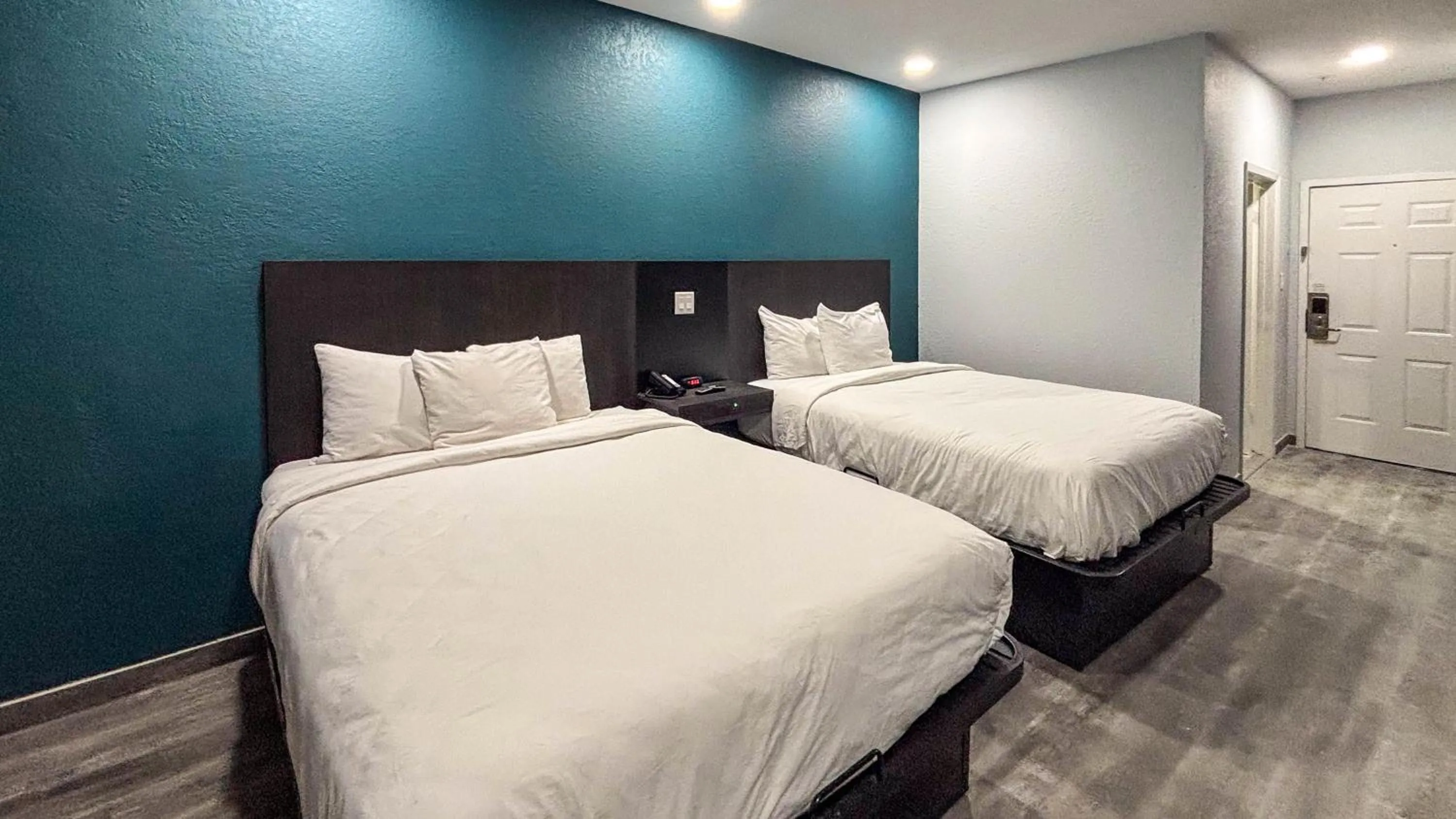 Photo of the whole room, Bed in Studio 6 Houston, TX - Westchase