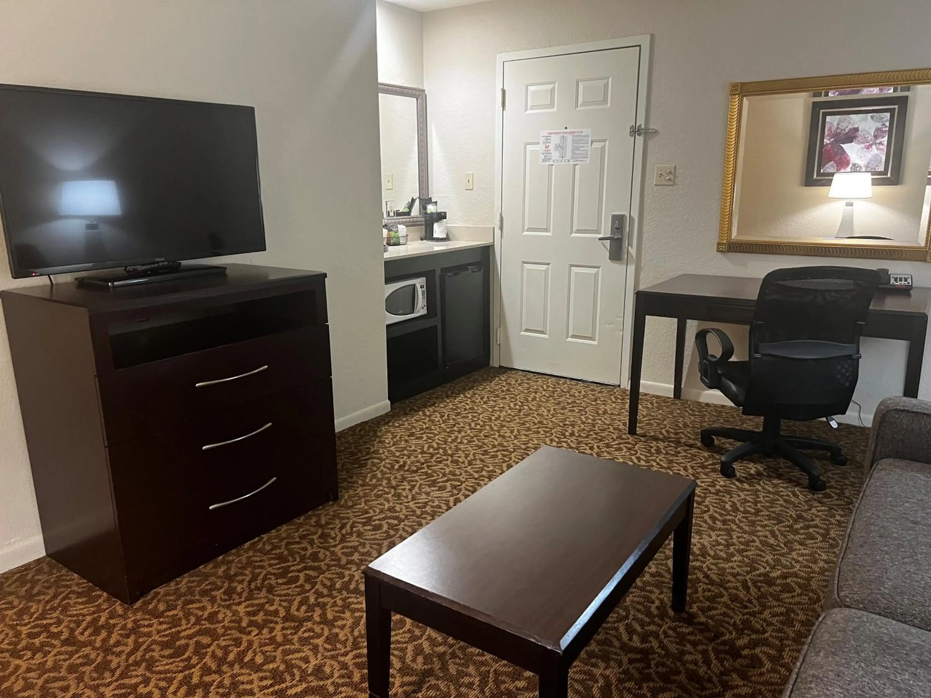 TV and multimedia in Baymont by Wyndham Houston/Westchase