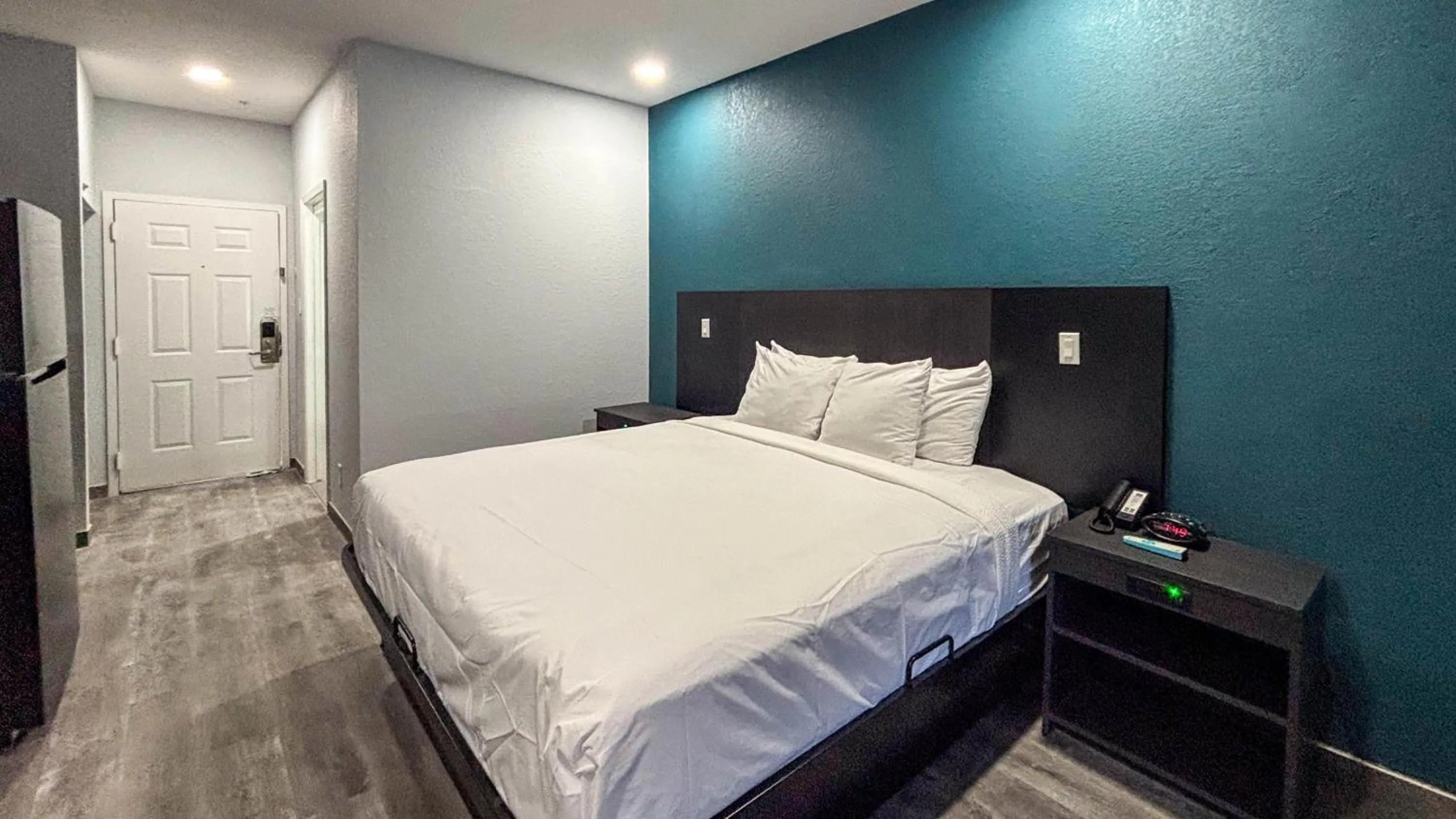 Photo of the whole room, Bed in Studio 6 Houston, TX - Westchase