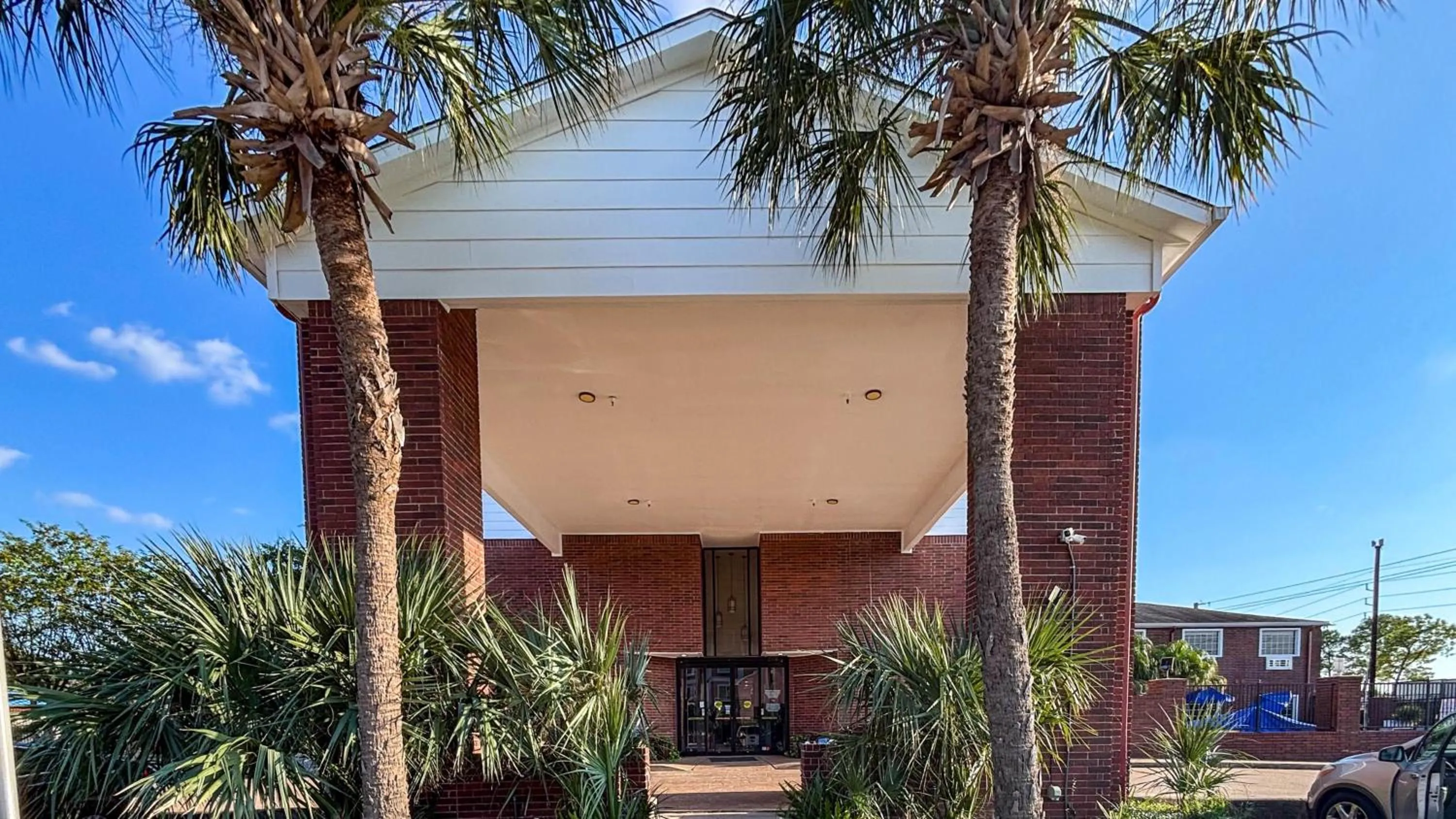 Property building in Studio 6 Houston, TX - Westchase