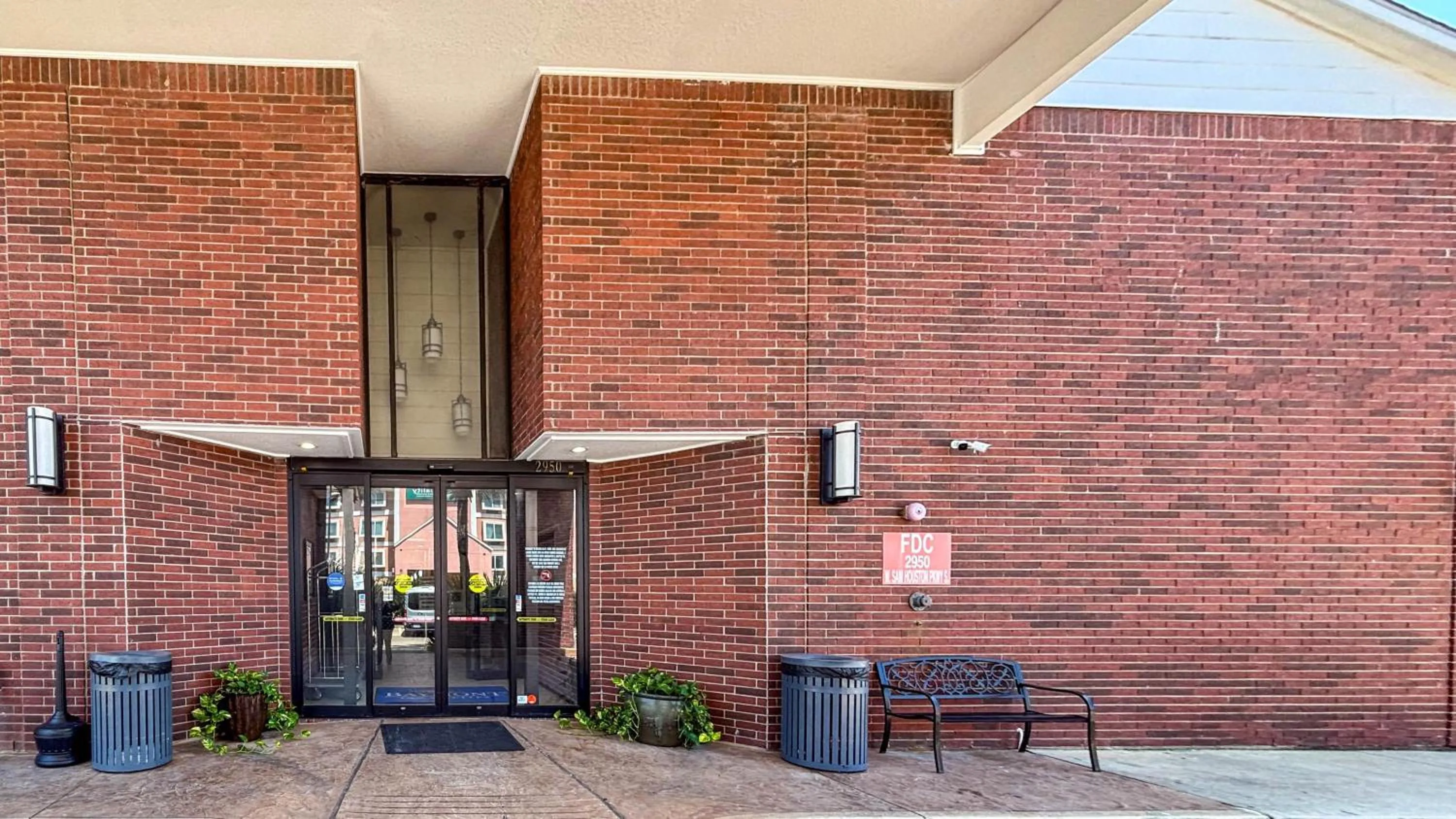 Property building in Studio 6 Houston, TX - Westchase