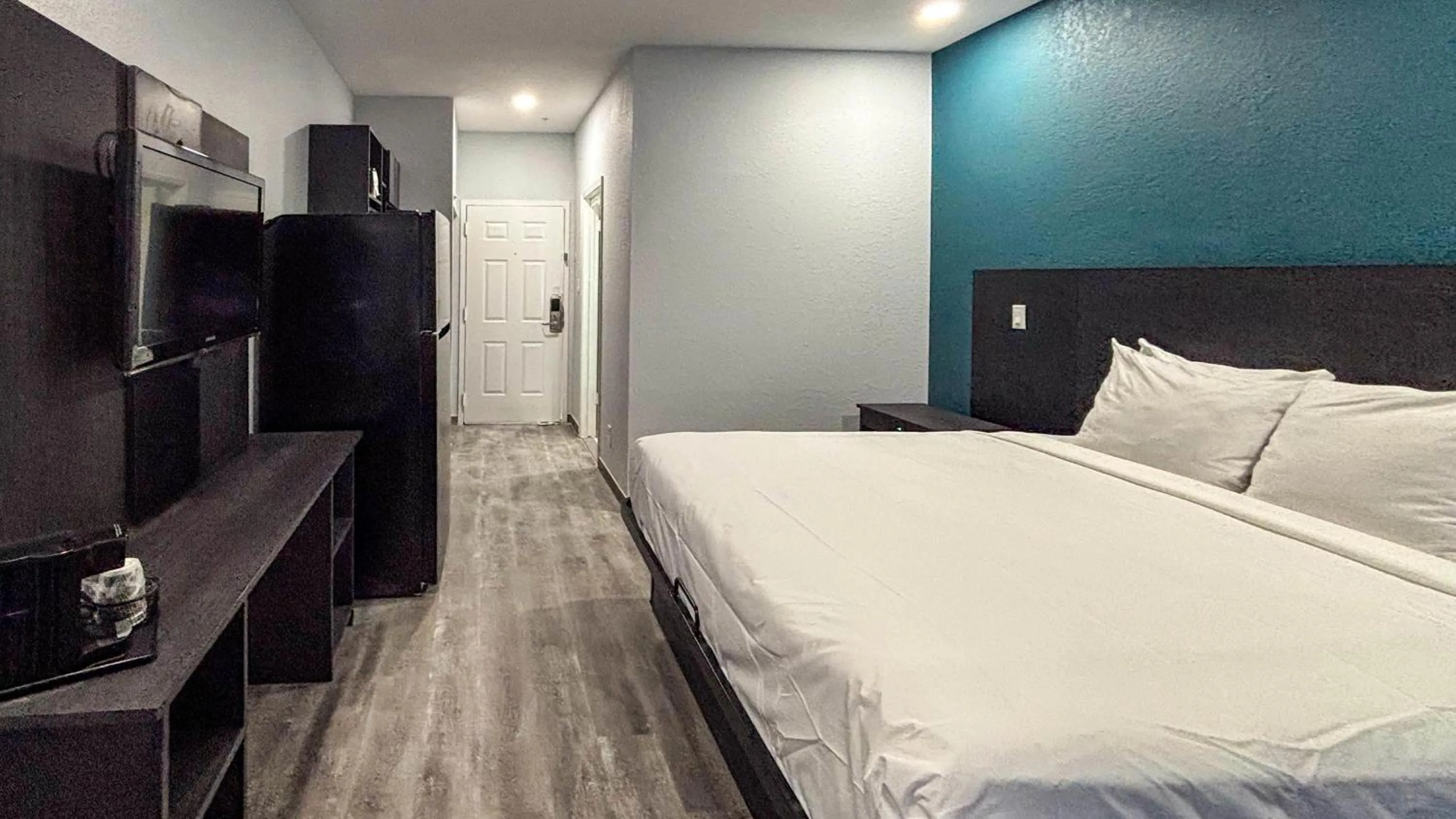 Photo of the whole room, Bed in Studio 6 Houston, TX - Westchase