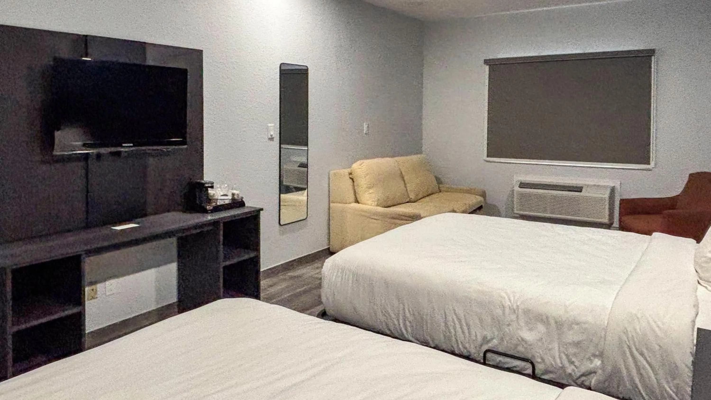 Photo of the whole room, Bed in Studio 6 Houston, TX - Westchase