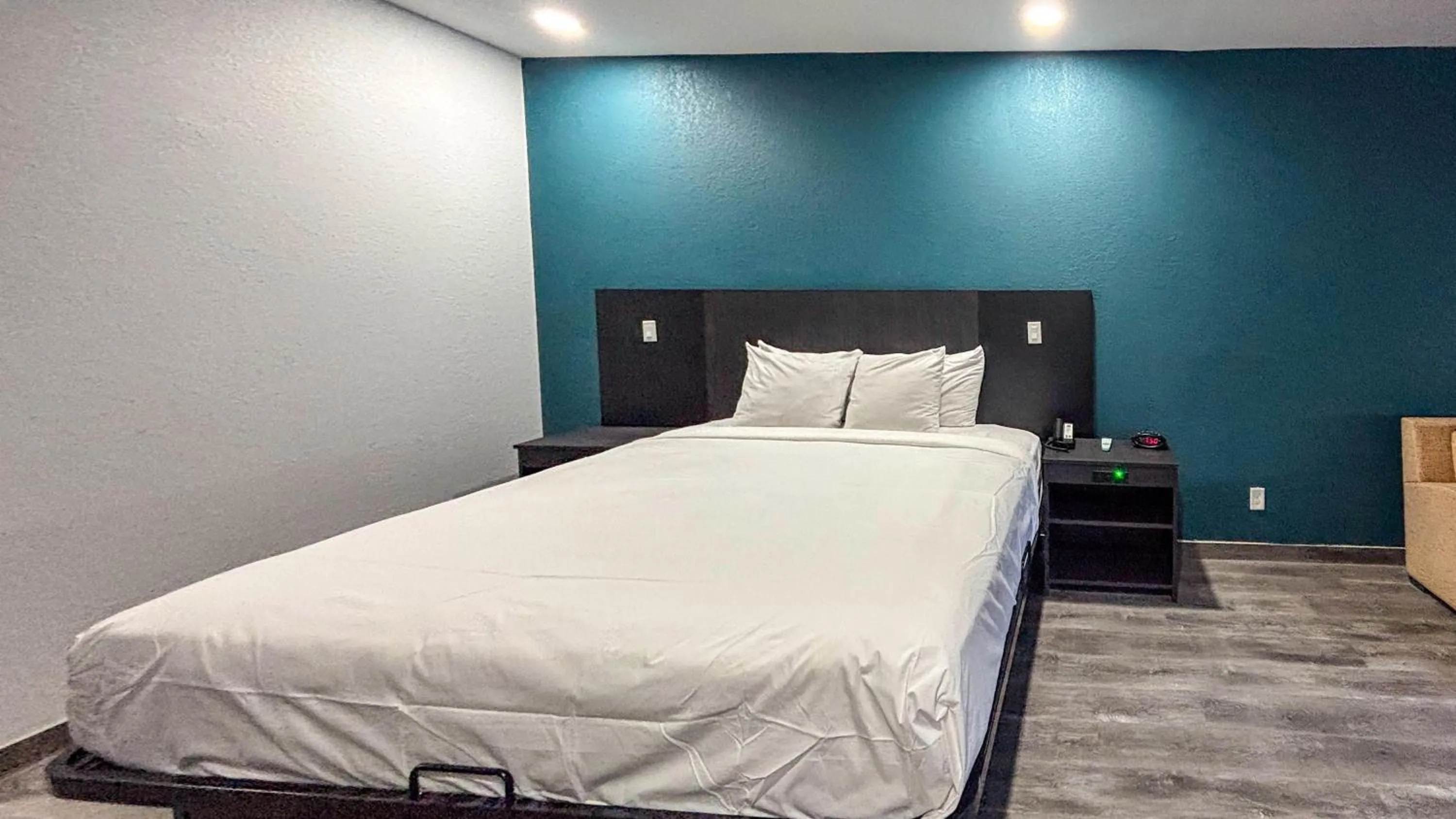 Photo of the whole room, Bed in Studio 6 Houston, TX - Westchase