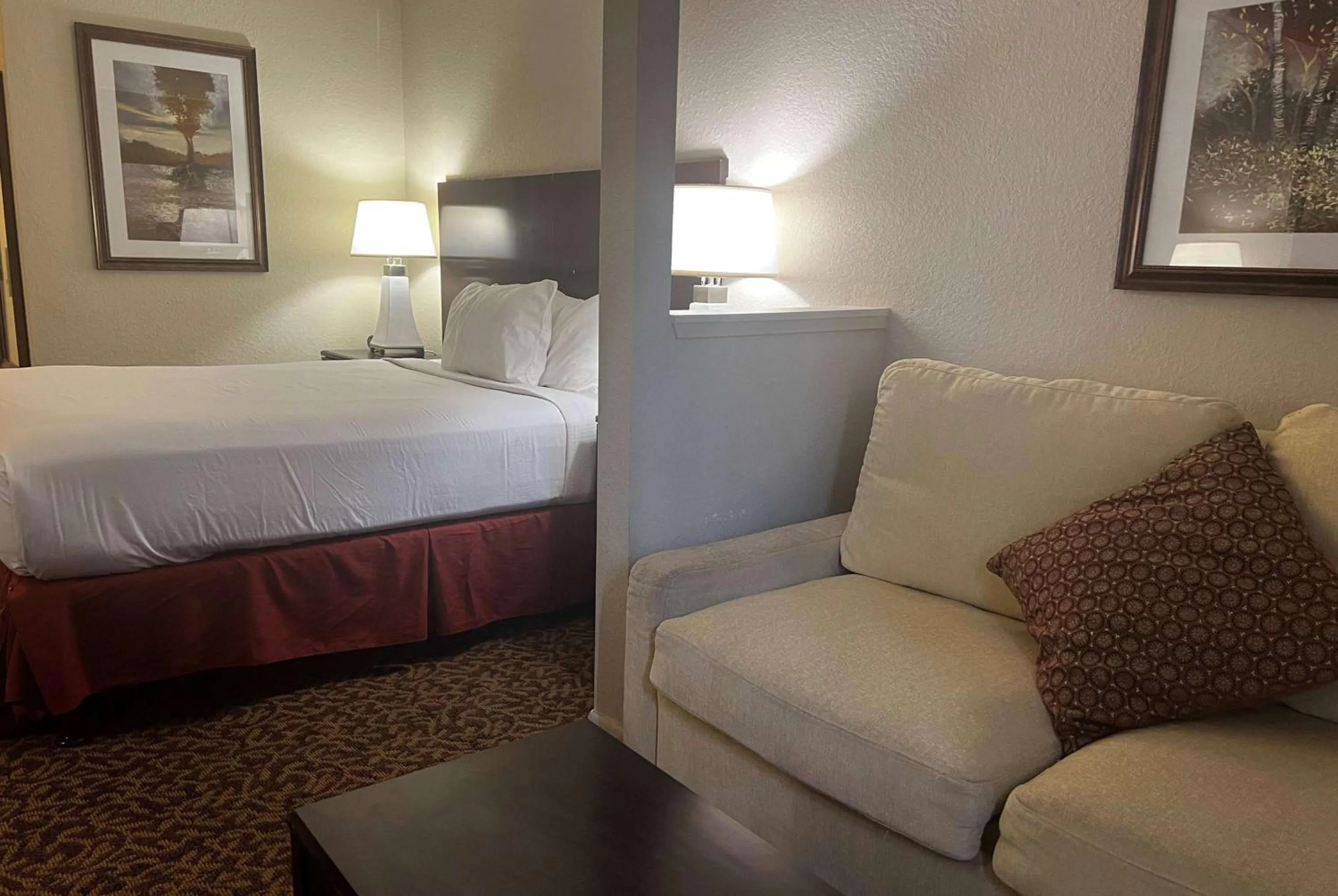 Photo of the whole room, Bed in Baymont by Wyndham Houston/Westchase