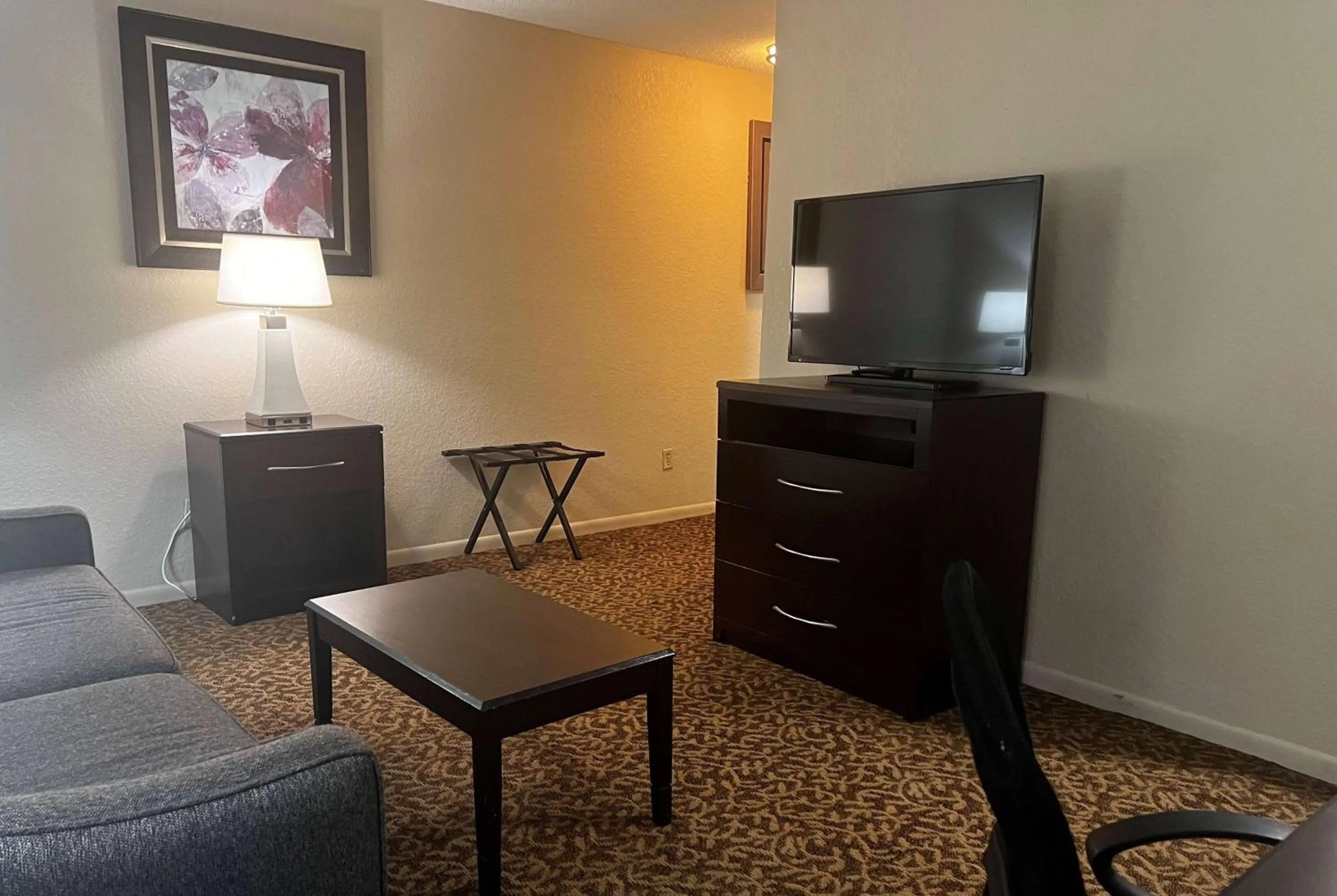 Photo of the whole room in Baymont by Wyndham Houston/Westchase