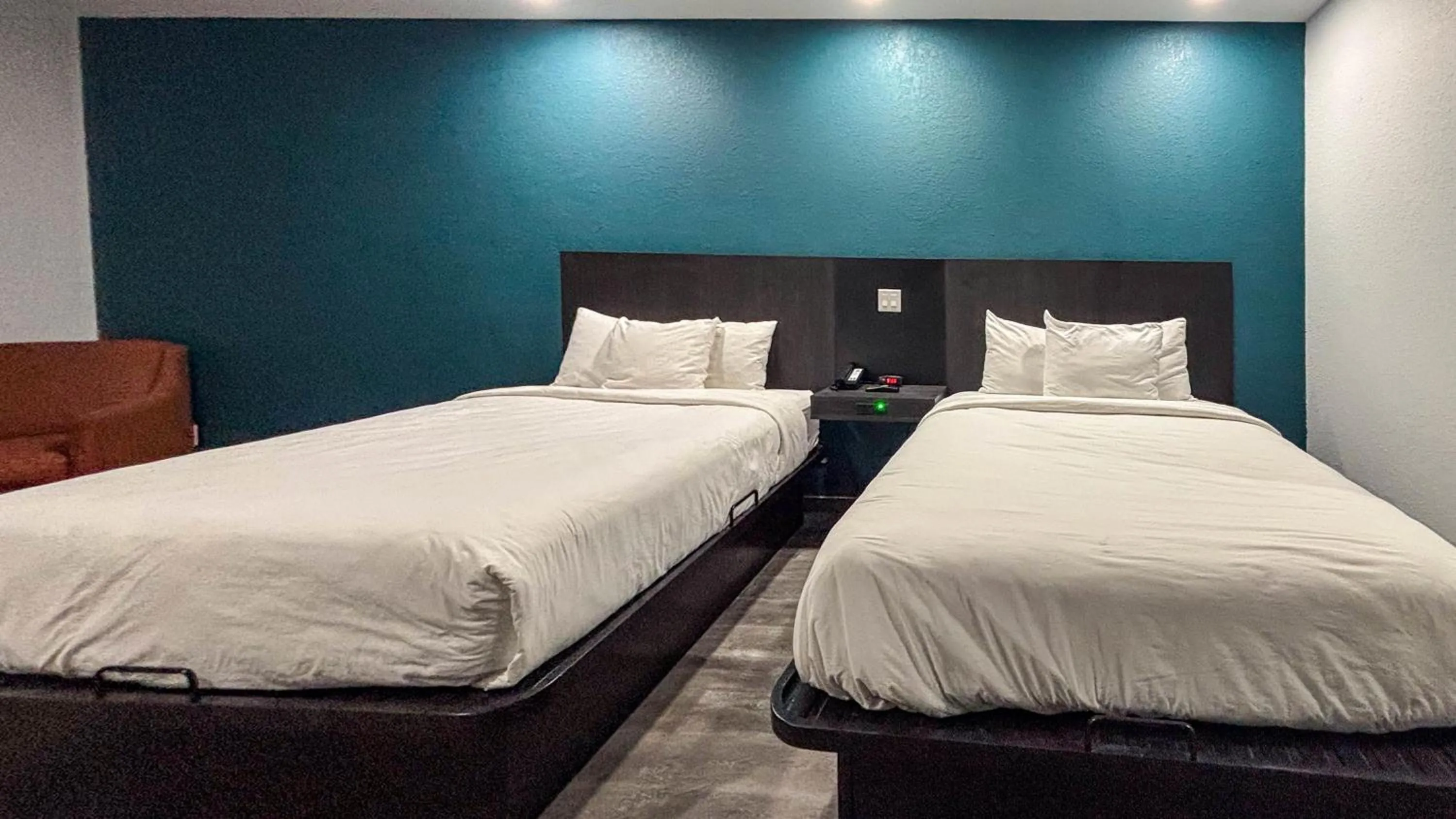 Photo of the whole room, Bed in Studio 6 Houston, TX - Westchase