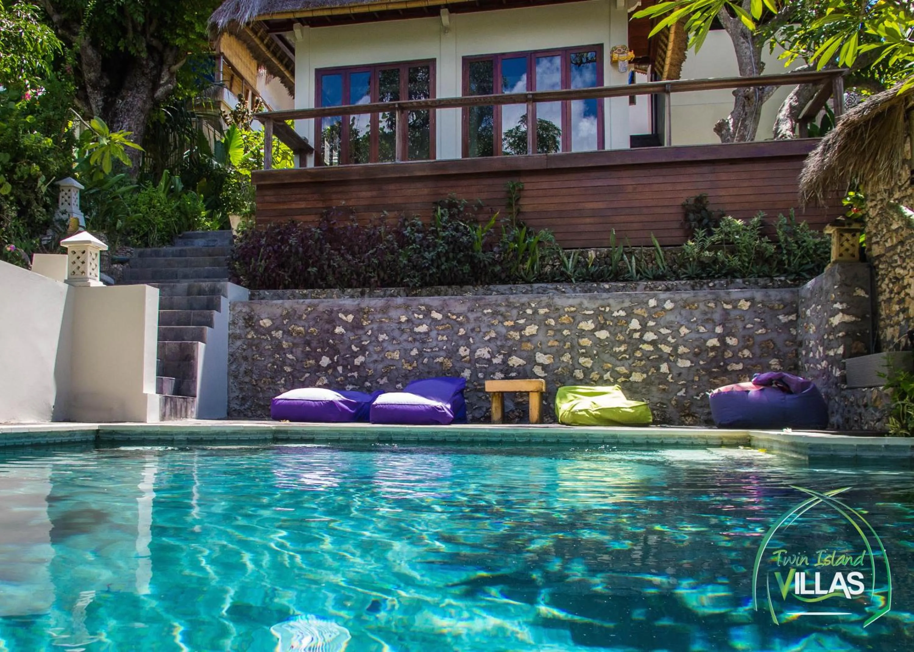 Swimming pool in Twin Island Villas & Dive Resort