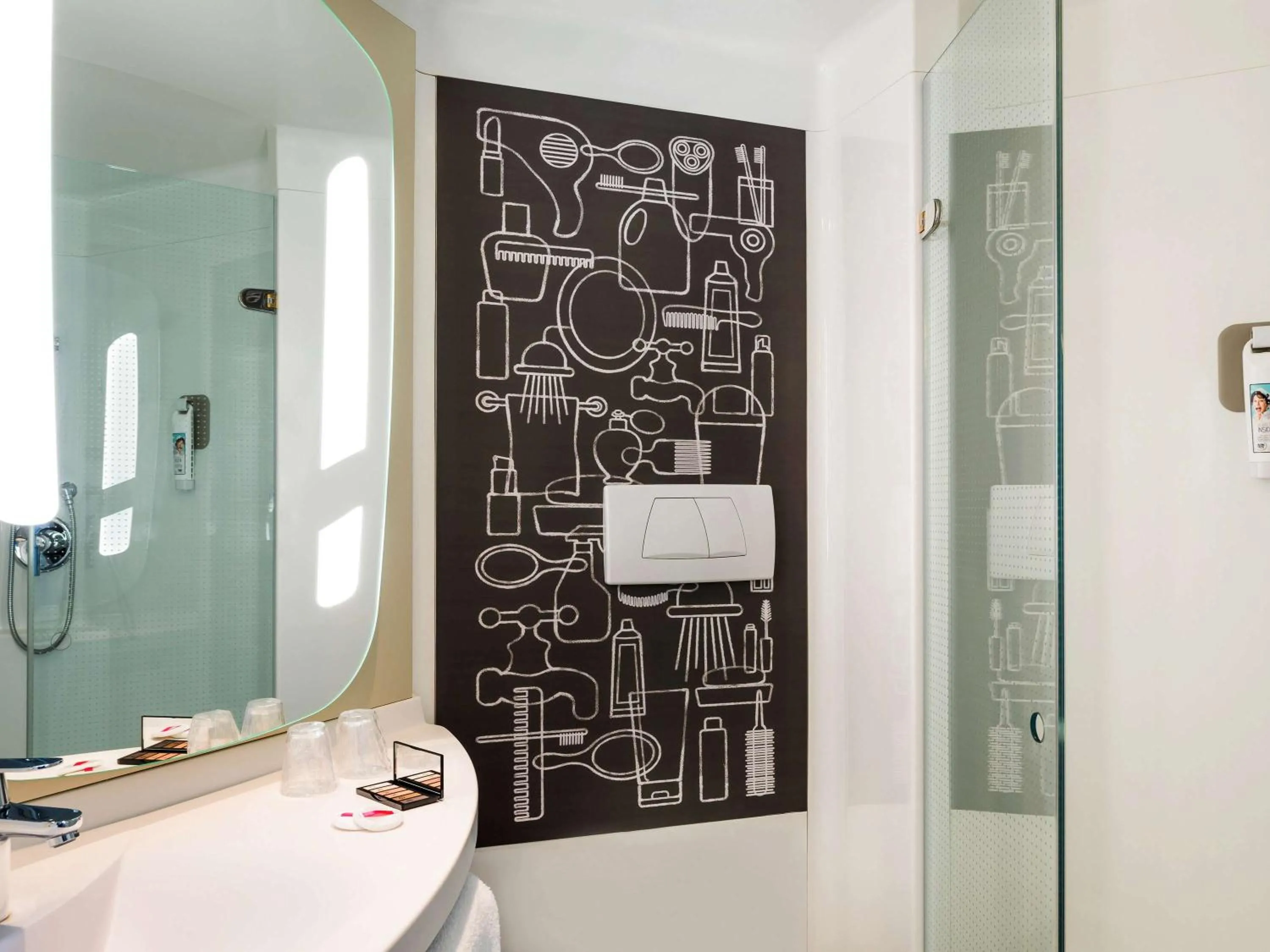 Photo of the whole room in ibis Paris Saint-Denis Stade Sud