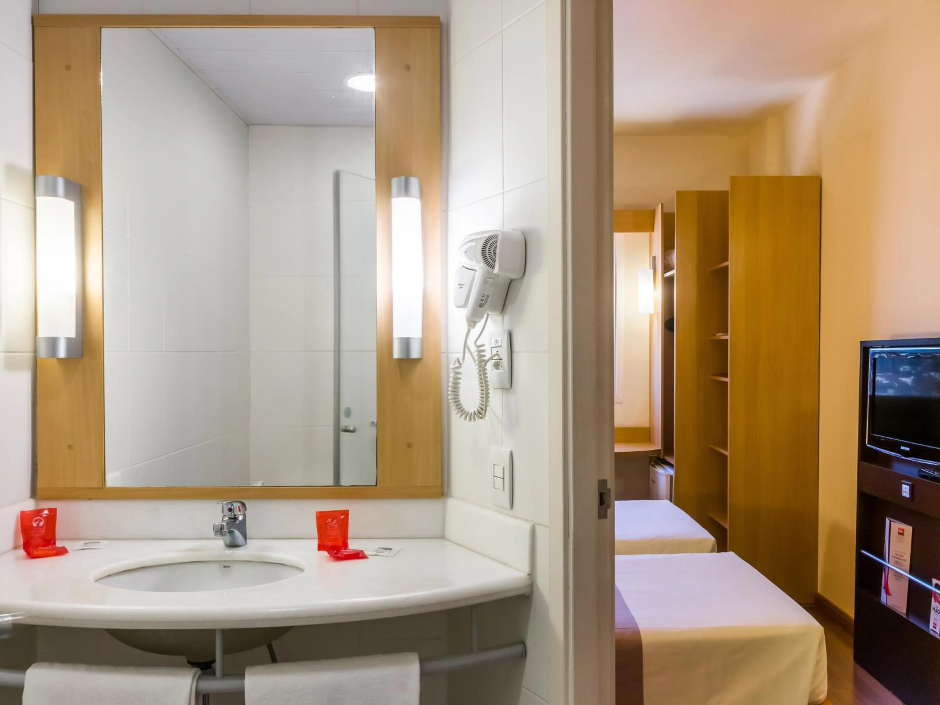 Bathroom, Bed in ibis Toulouse Aeroport