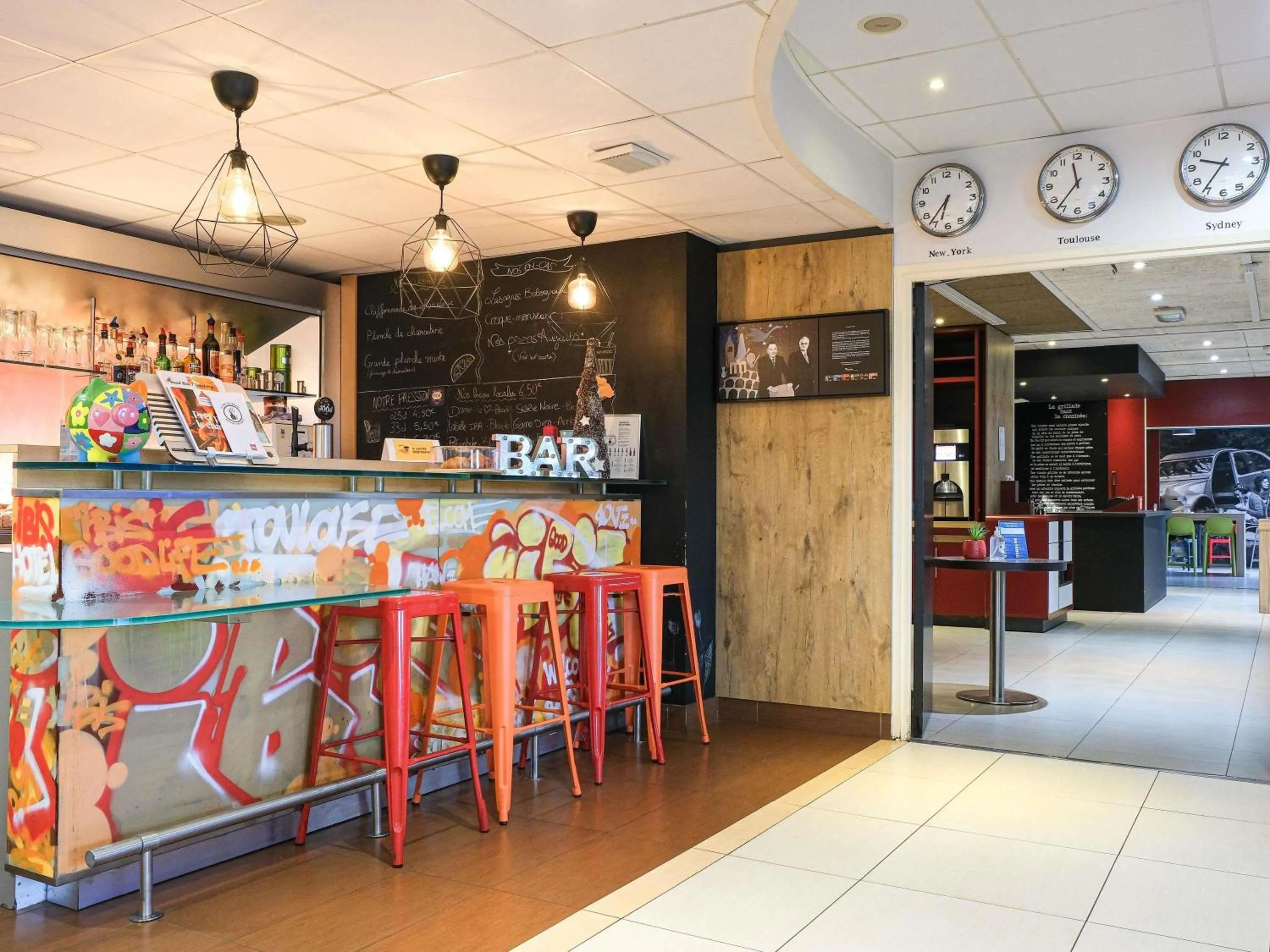 Lounge or bar in ibis Toulouse Aeroport